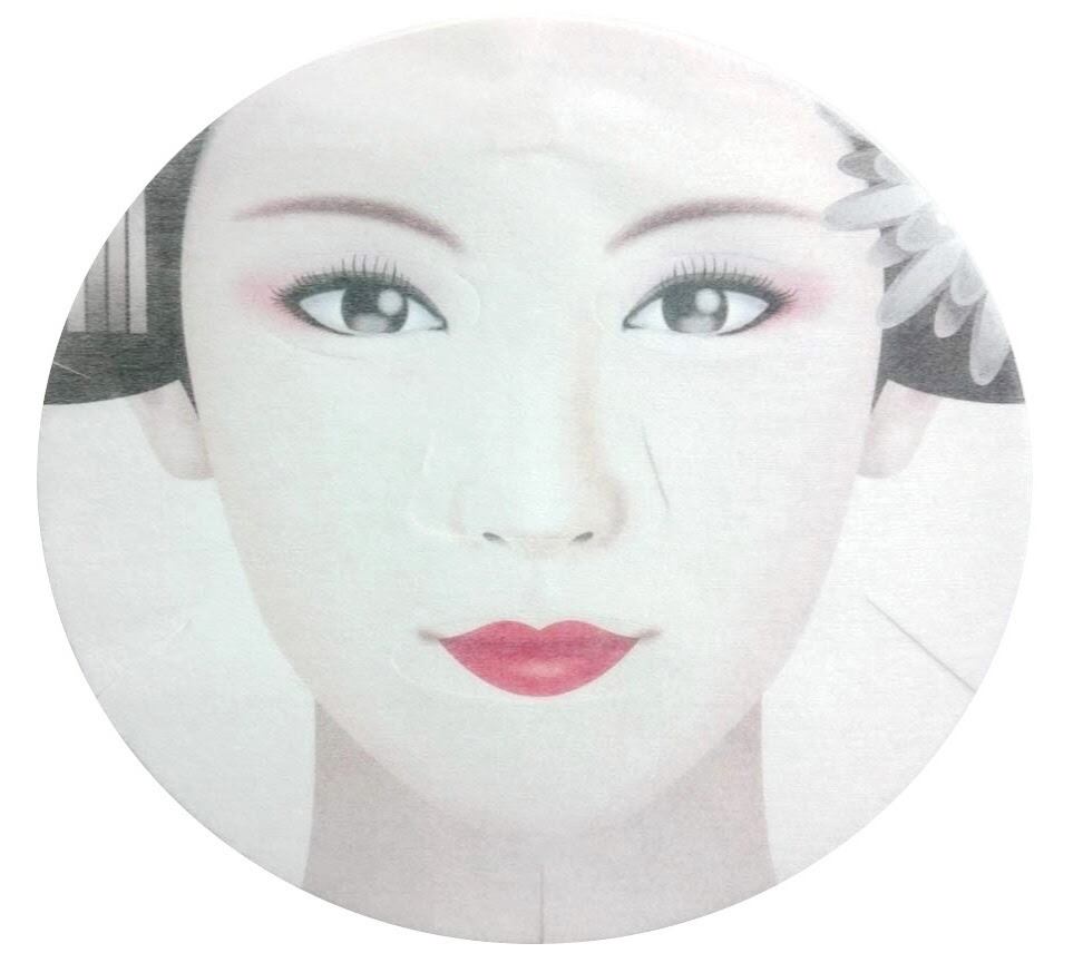 芸妓さんの化粧はより華やかで、鮮やかな赤や黒、金の装飾が施され、大人の女性美を表現しています。