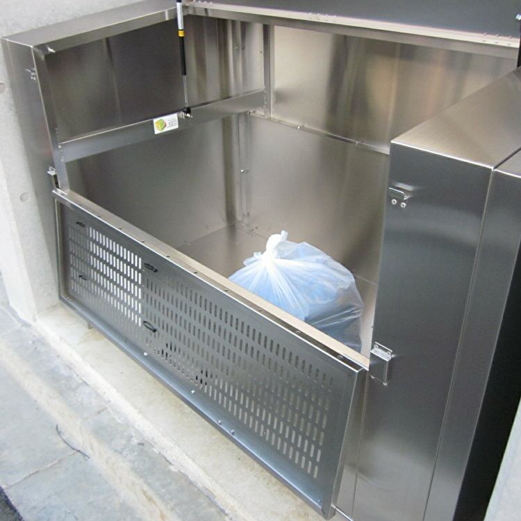 内部に入ってゴミの回収・清掃等の作業が簡単に出来ます