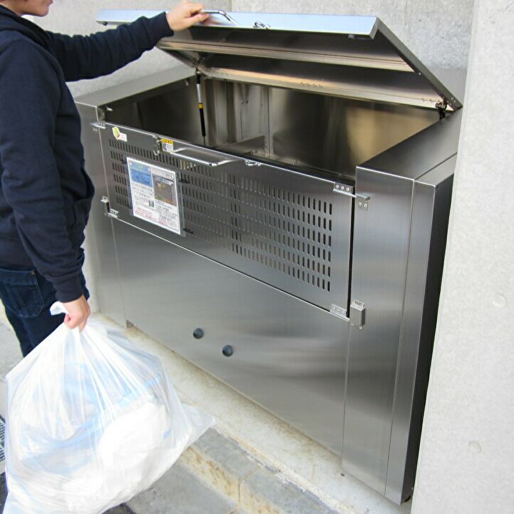 上扉を持ち上げ、ゴミを捨てます