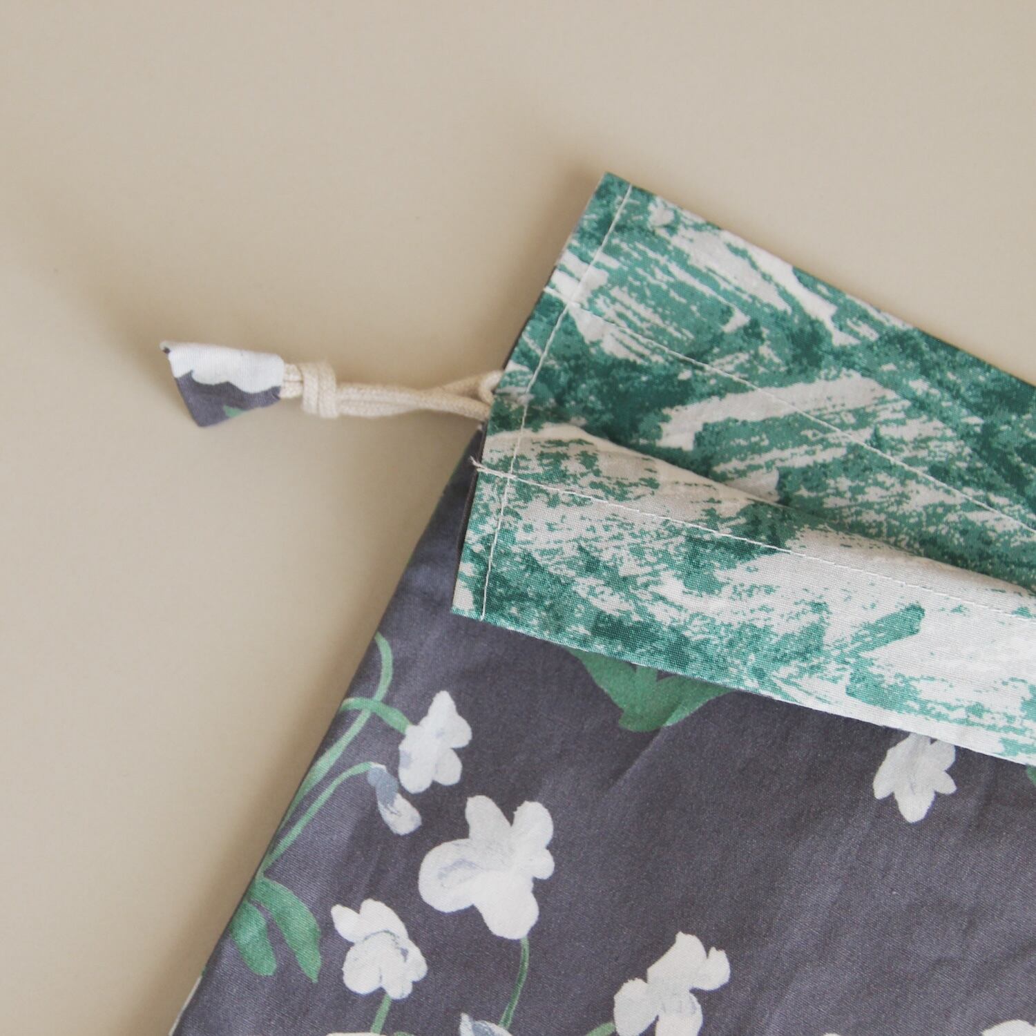 dark gray×Minamo green