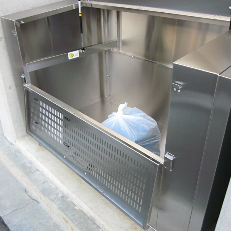 内部に入ってゴミの回収・清掃等の作業が簡単に出来ます