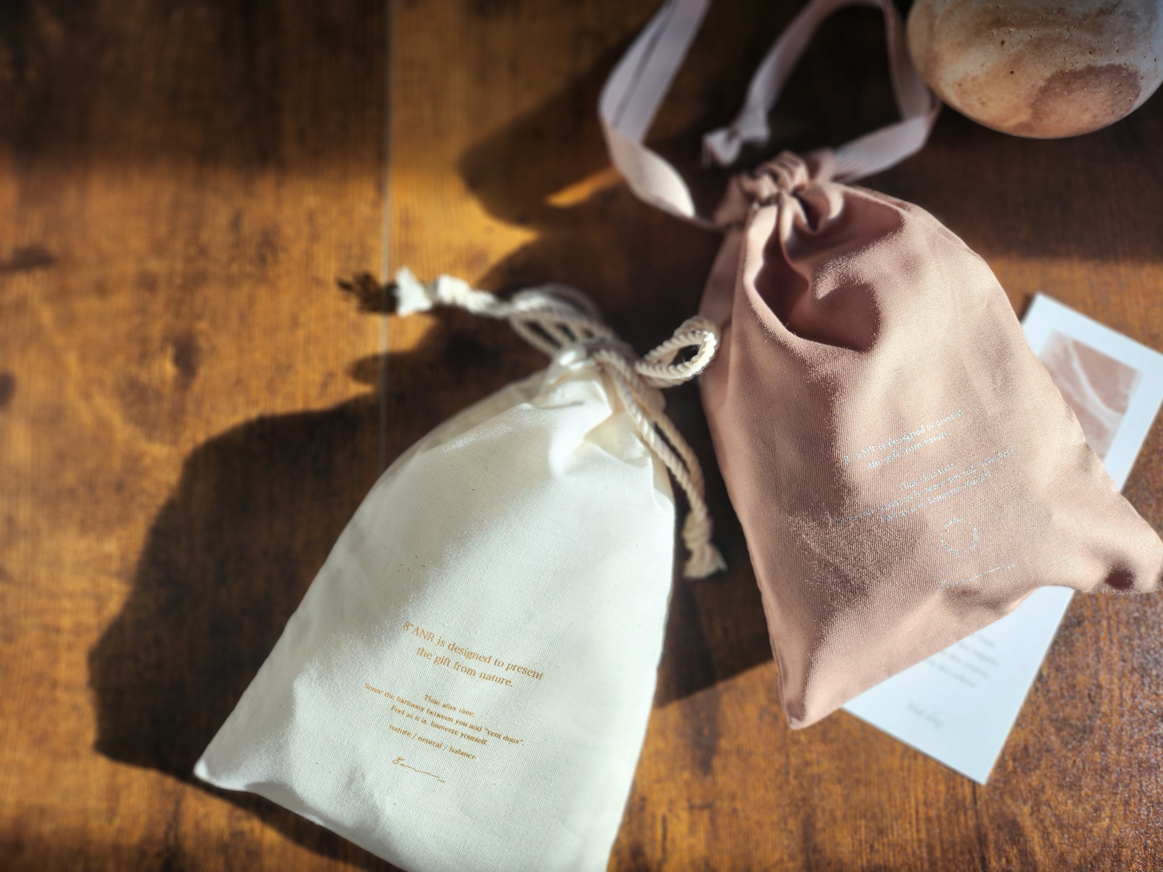 オリジナルコットンバッグにお入れしてお届けいたします。