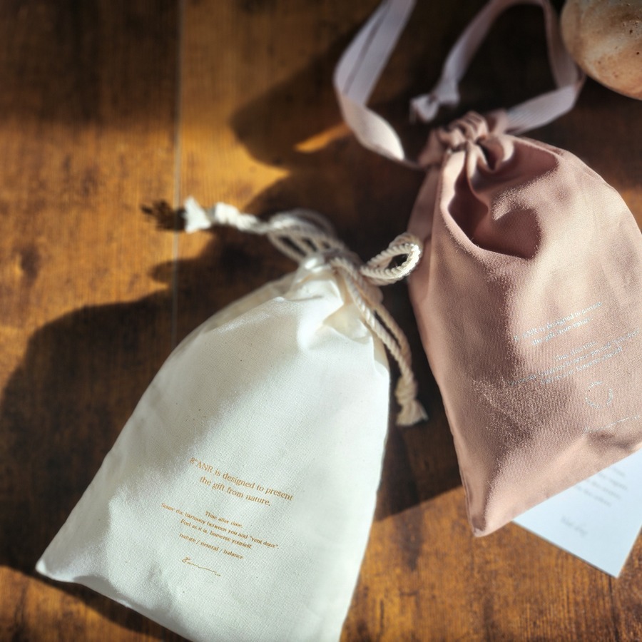 オリジナルコットンバッグにお入れしてお届けいたします。