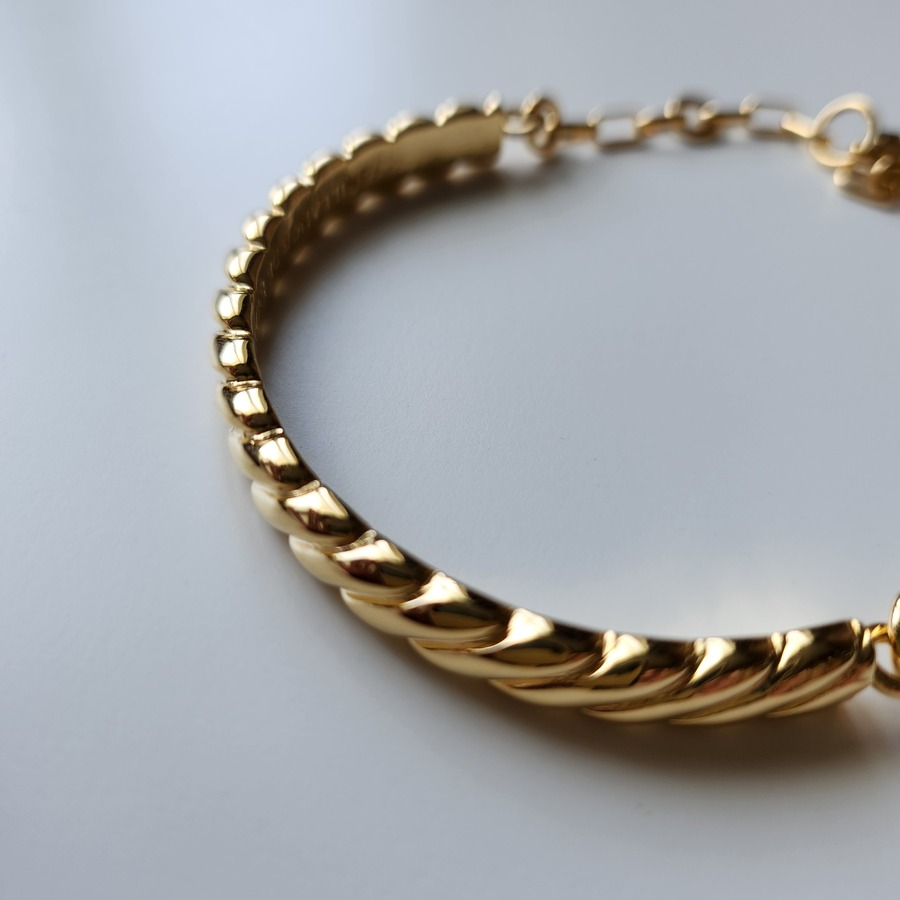 リフレインされる柔らかな波を象ったデザイン。