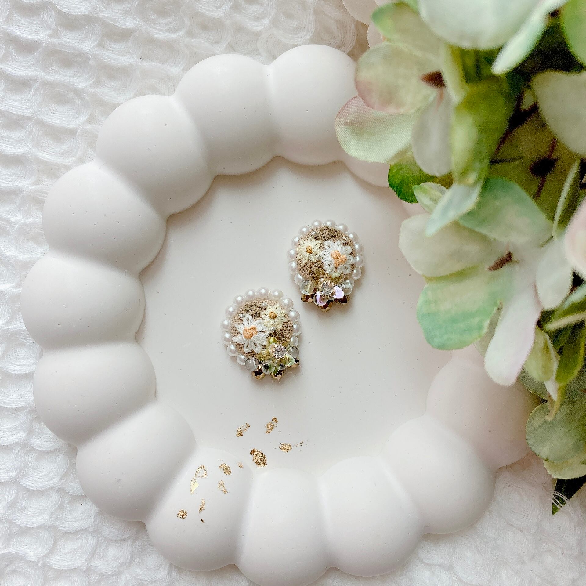 yellowスパンコールの真ん中にきらきら輝くジルコニア