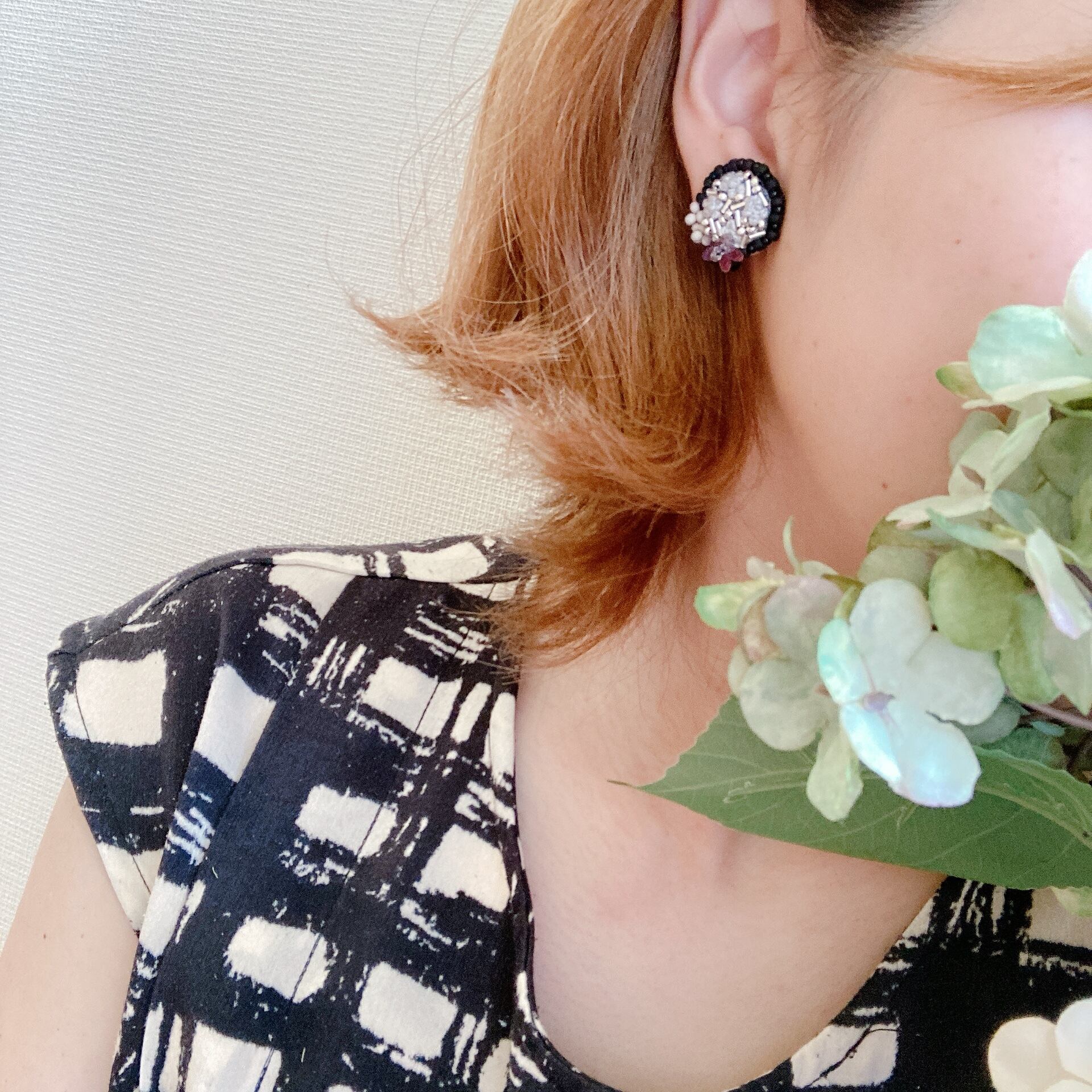 大ぶりなイメージのビーズ刺繍ですが、約2.0cmほどの身につけやすいサイズに.