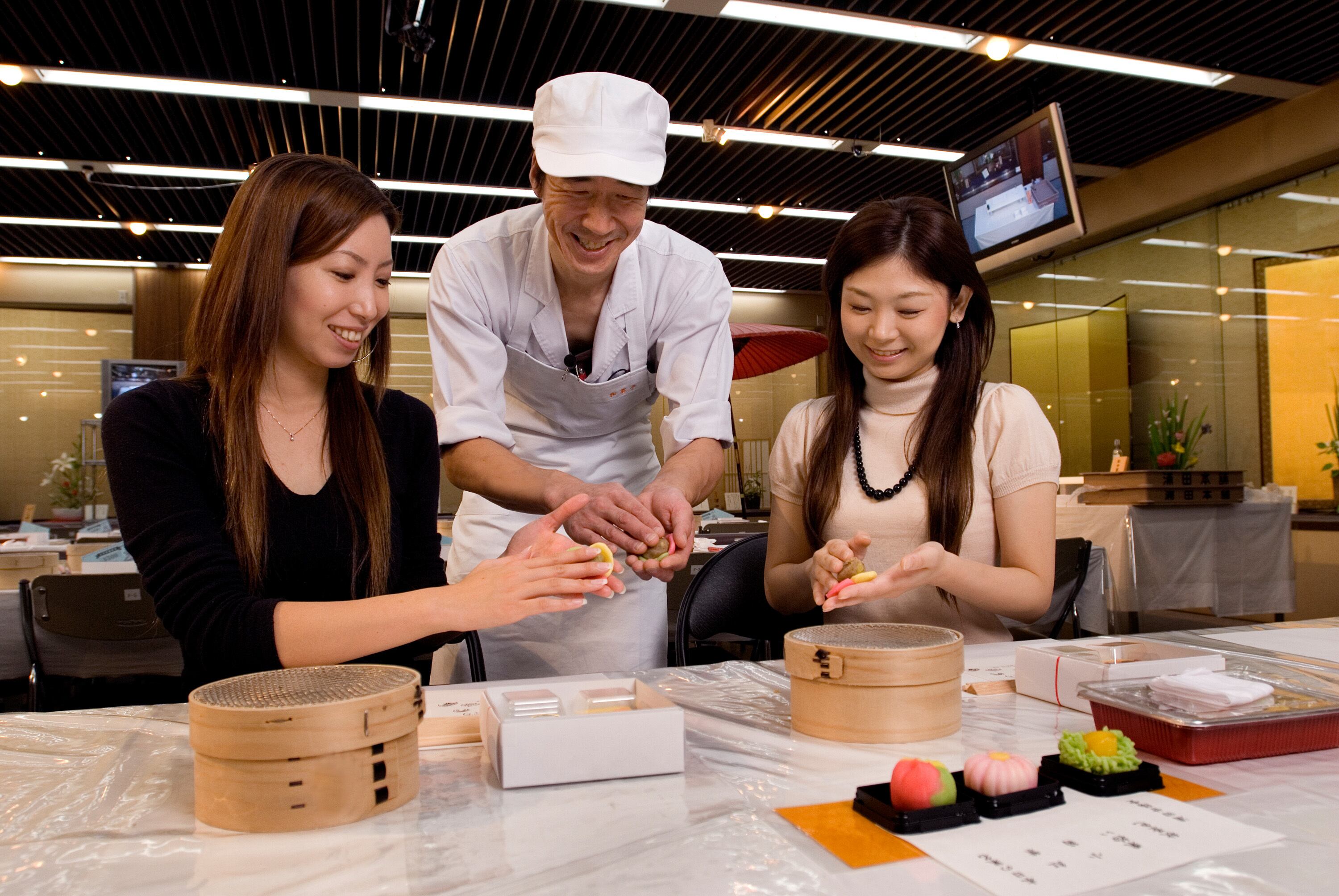 Japanese Sweets Making(Copyright:金沢観光協会）