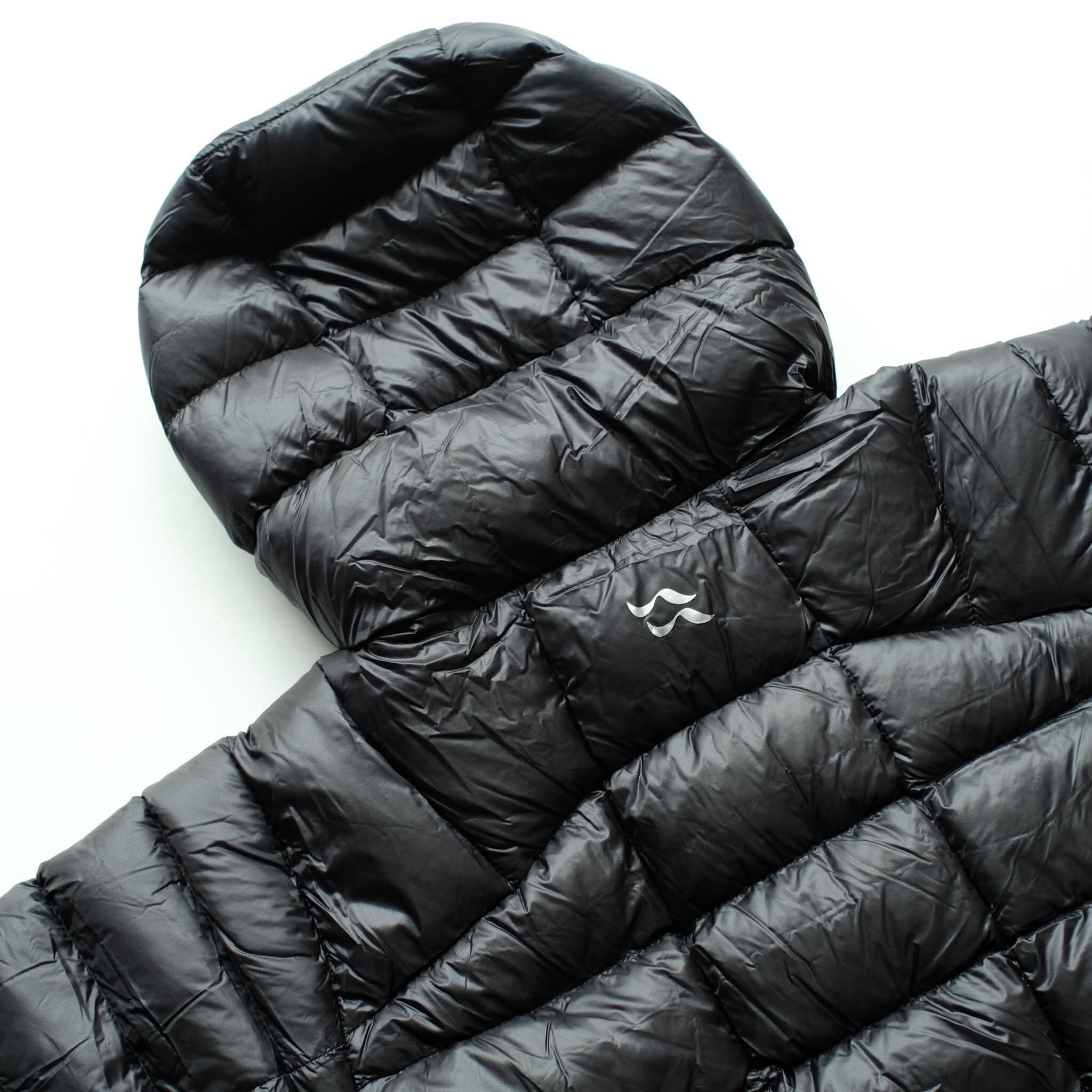 無駄なく敷き詰められた1000fpのダウン、シェルも軽量化にとことんこだわっている