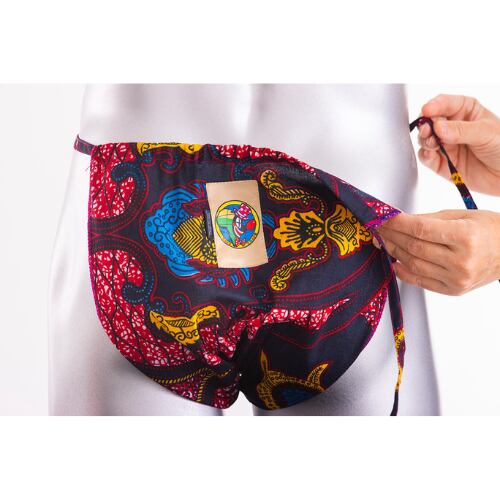 ①ロゴマークがお尻にくるよう足を入れます