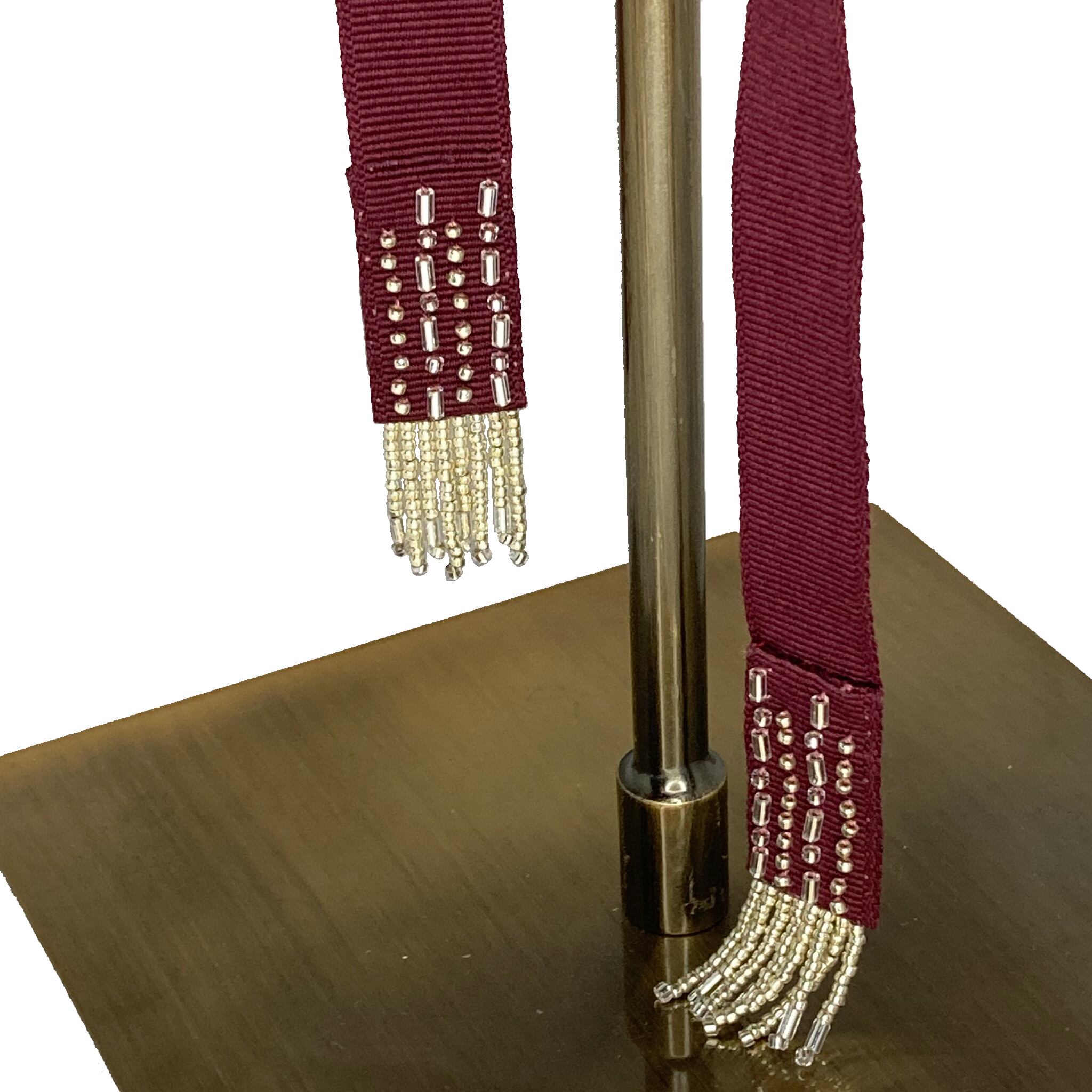 ビーズフリンジ部分はしなやかな糸を使う事で柔らかい揺れを再現。