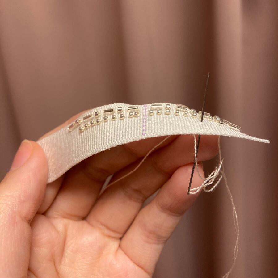 ビーズ部分は手刺繍にて縫い付け。