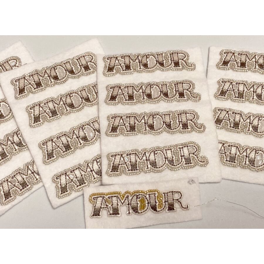 一つ一つ手作業でビーズを縫い付けていきます。