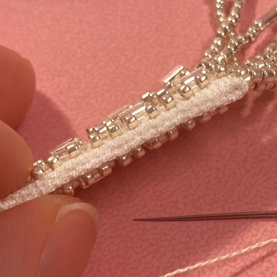 最初はビーズ装飾は片面のみでしたが今は両面に。