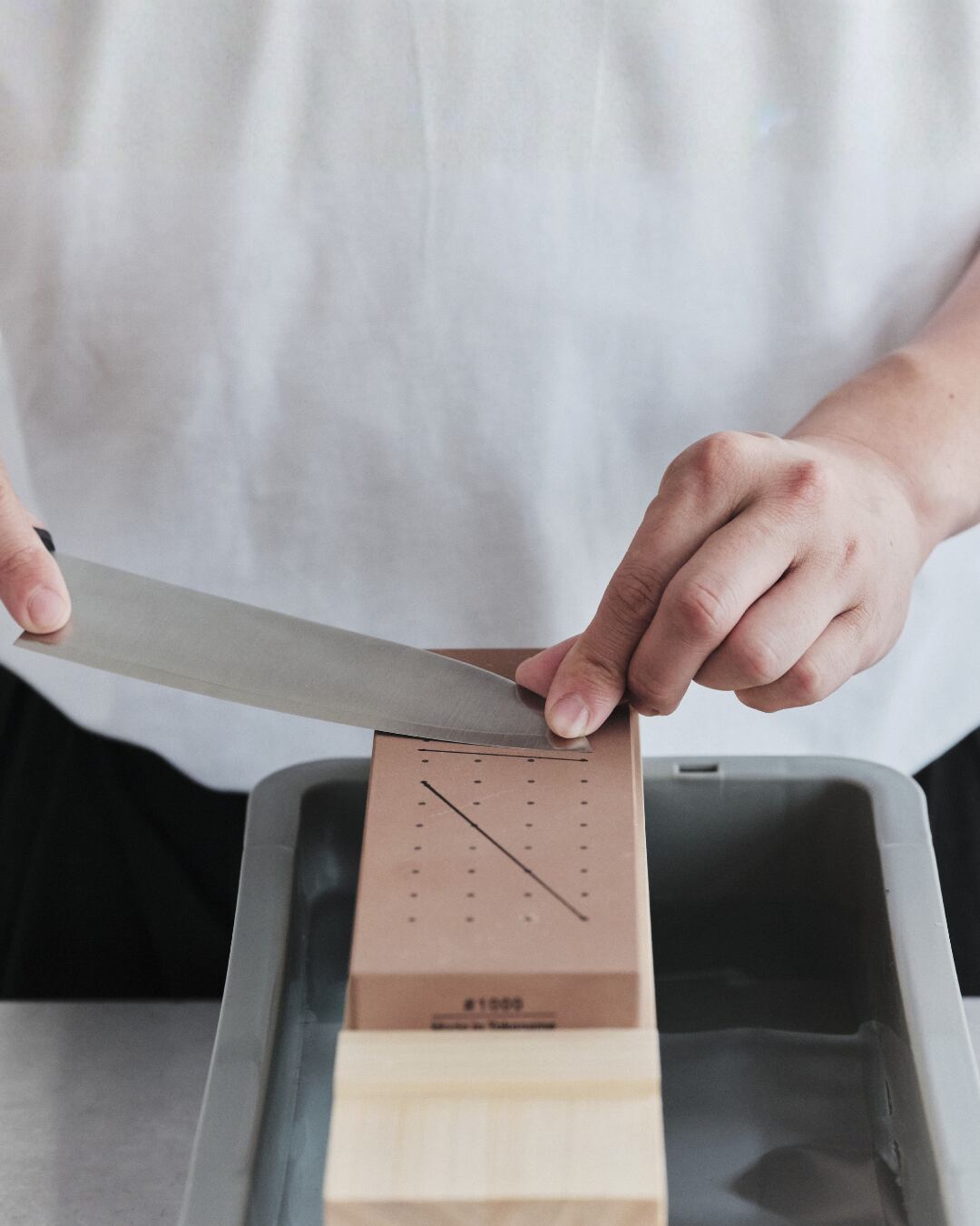 ガイドに沿って、包丁を動かす