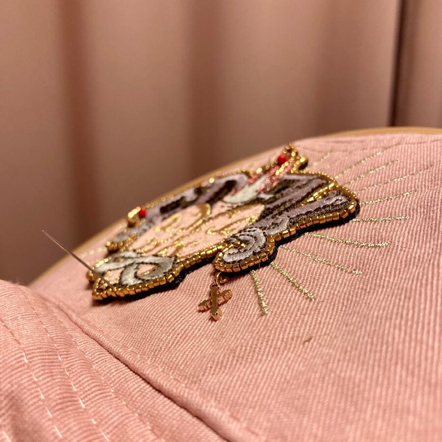 二段階の刺繍で立体感をプラスしています。