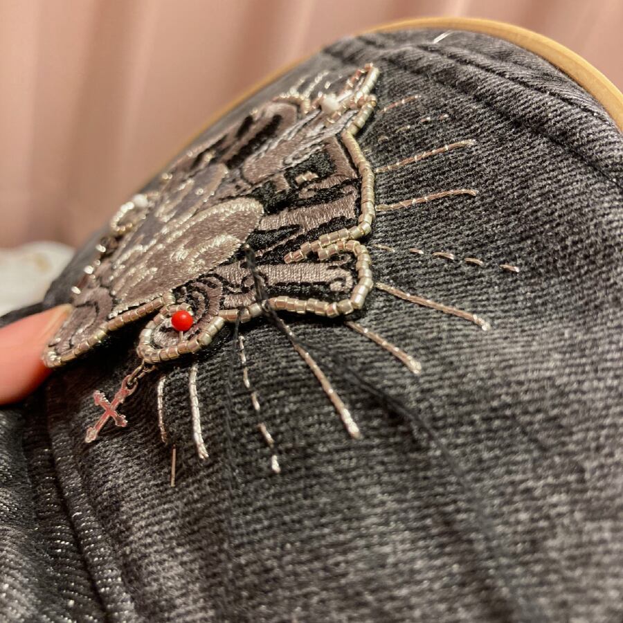 二段階の刺繍で立体感をプラスしています。