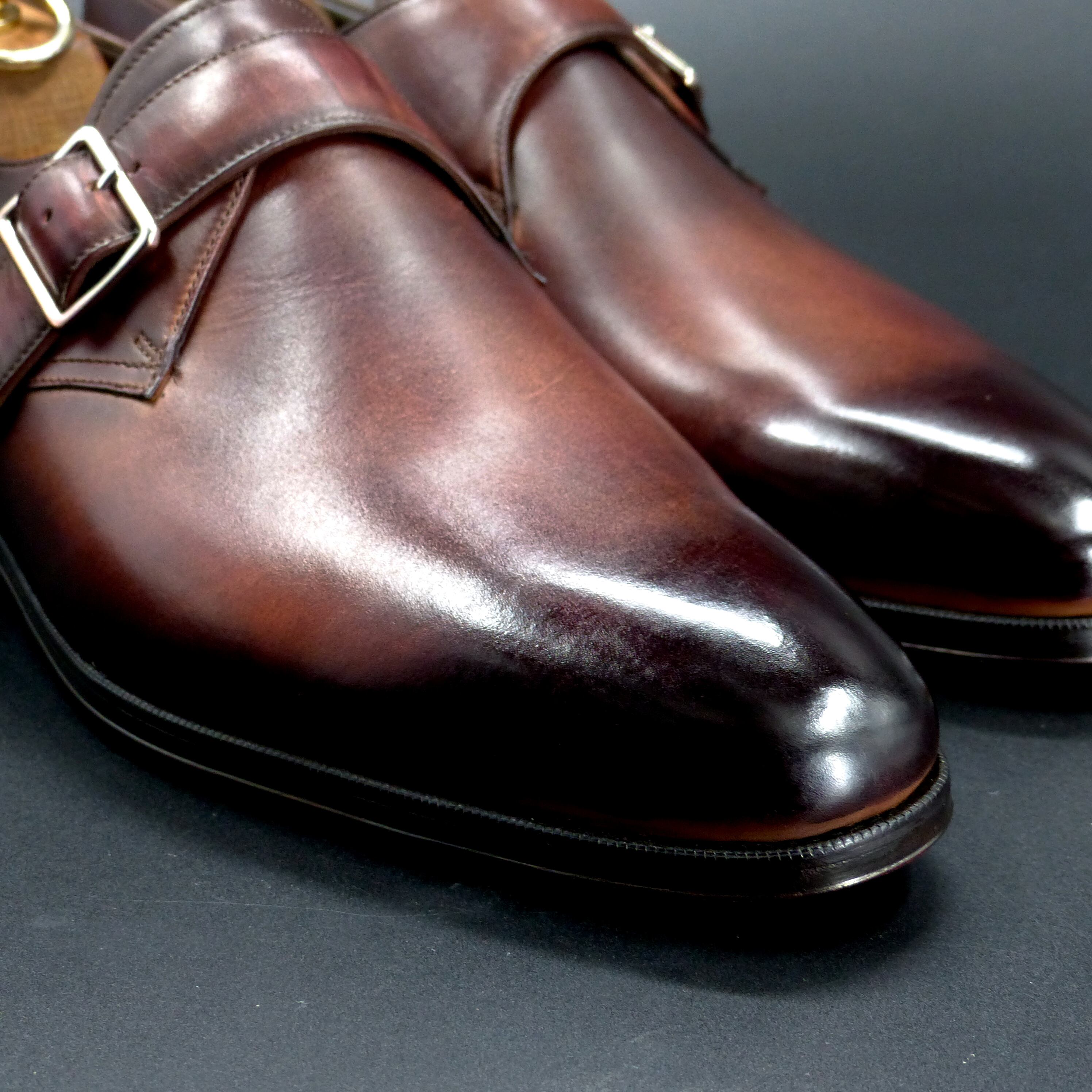 つま先は透明感のあるハンドポリッシュ