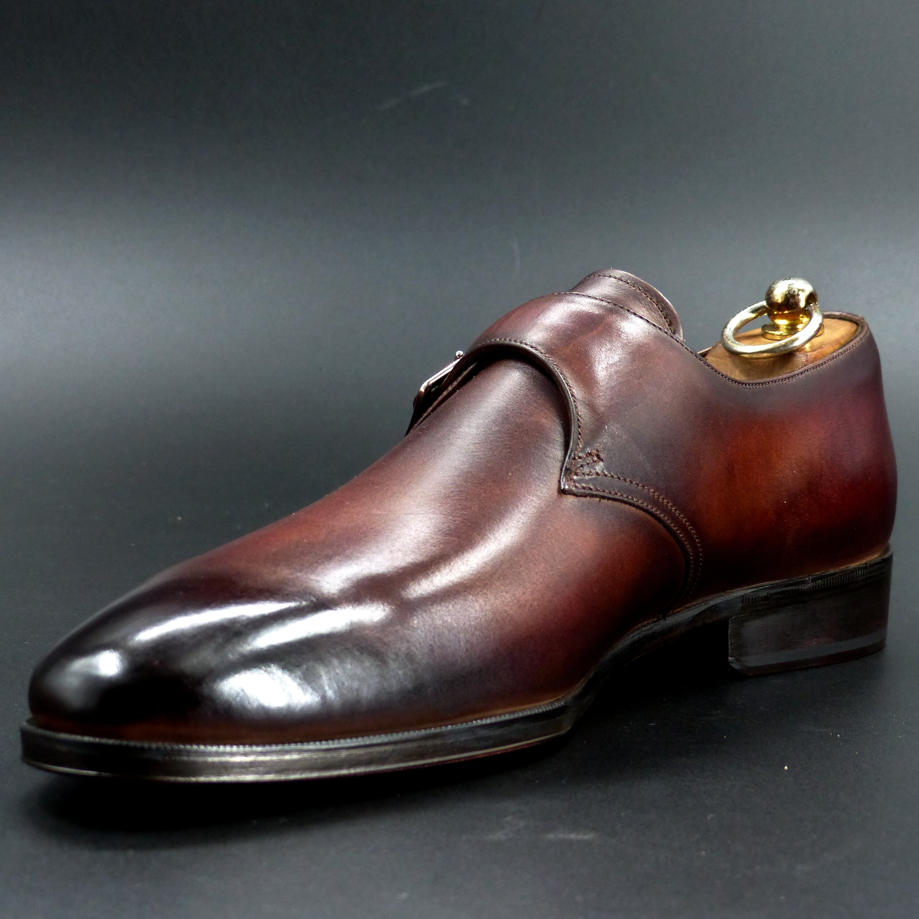 踏まずのくびれが美しい