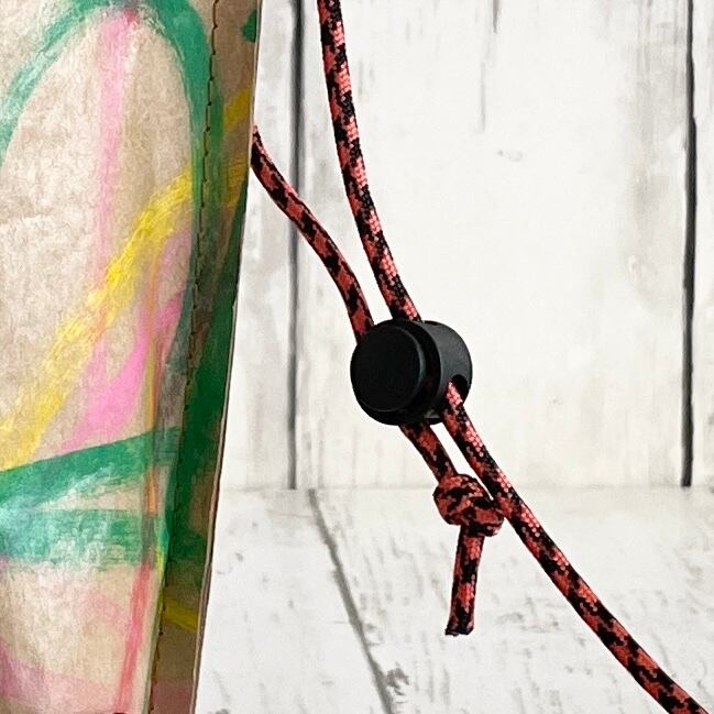 紐の長さを調節可能