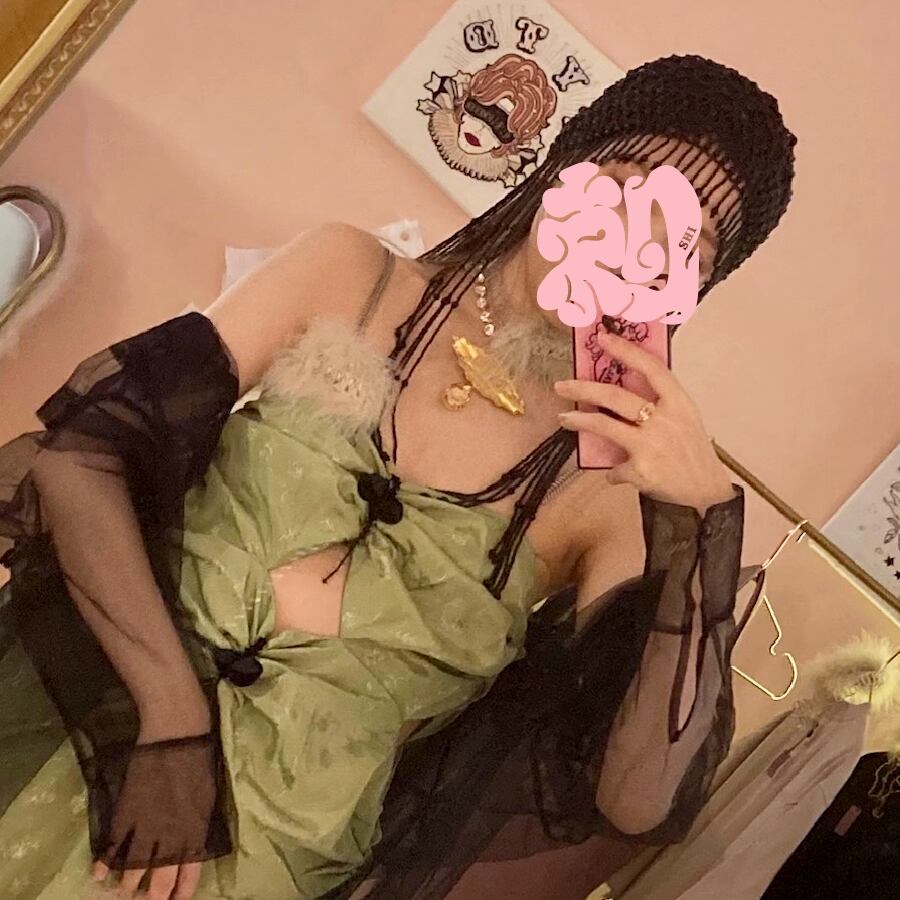 エッジの効いたヘッドピース、意外と重い