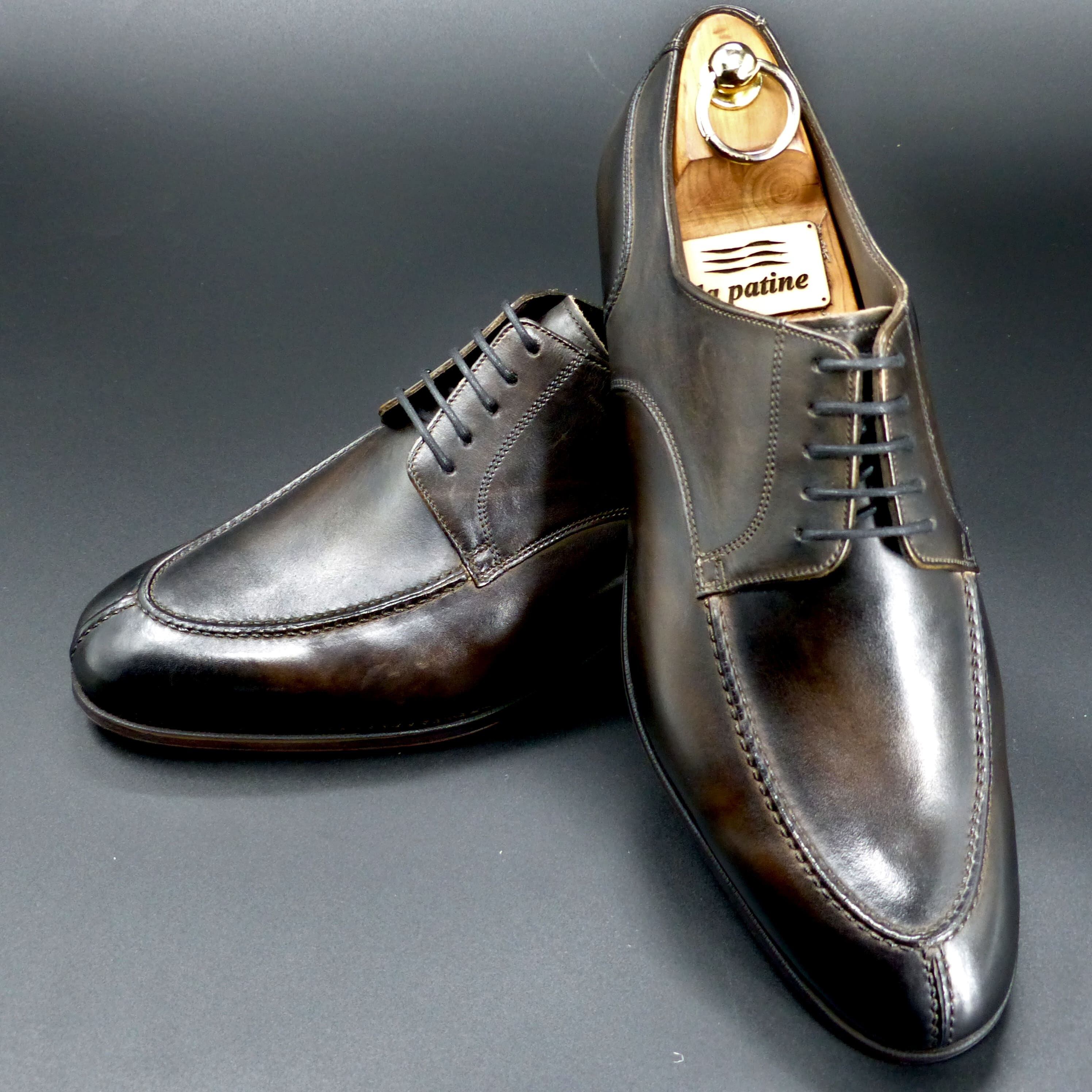 光の加減でダークブラウンが透ける！