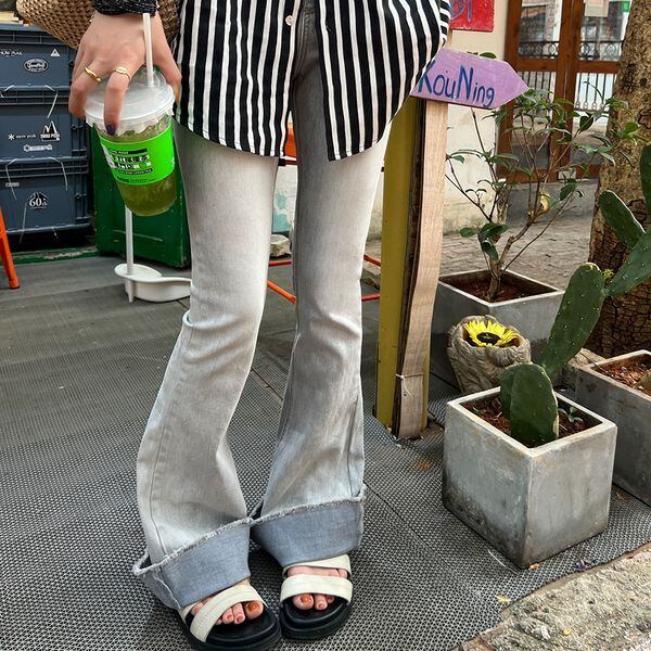グレー