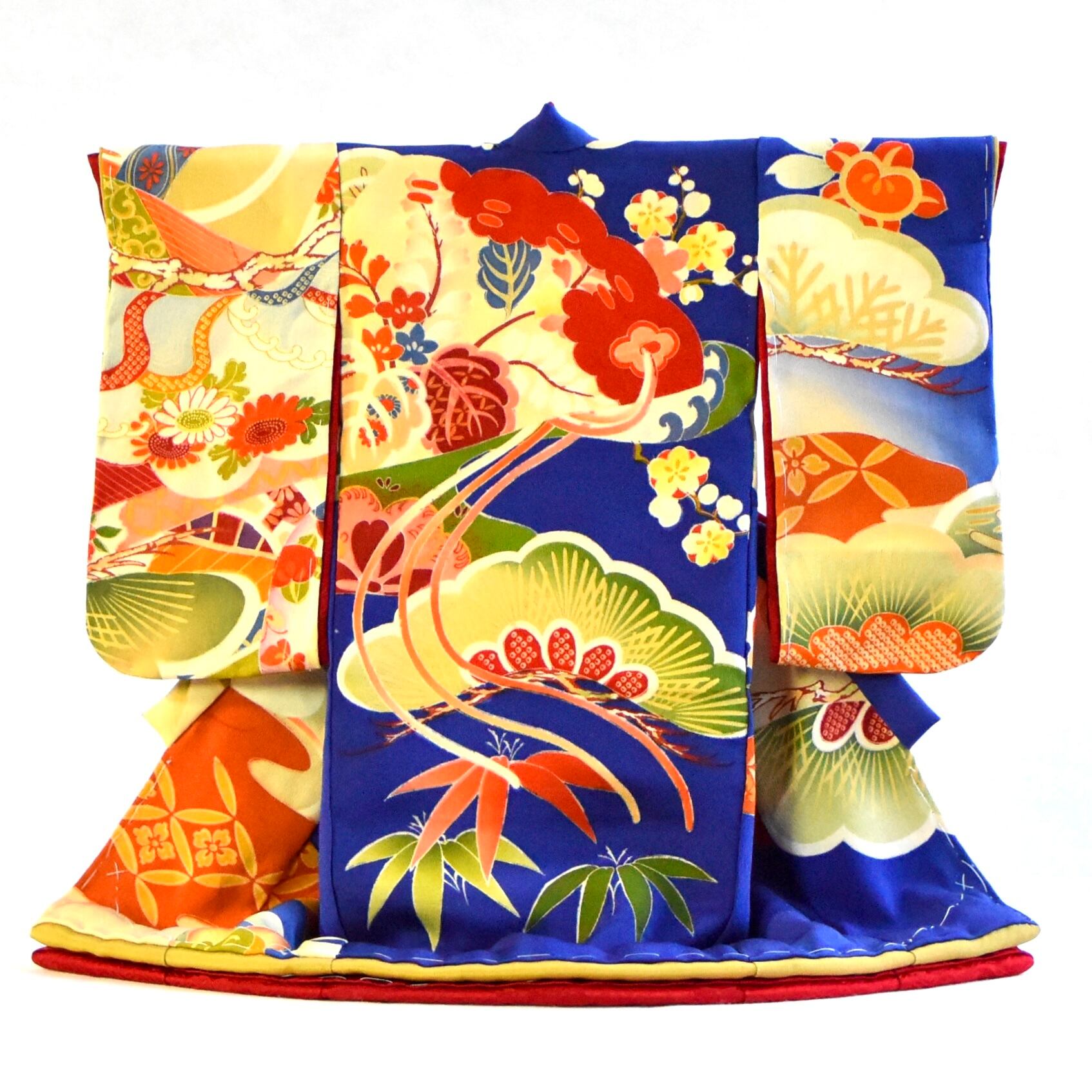 こべべ着物　＝色鮮やかな瑠璃紺に、緋扇と吉祥文様を併せ描いたレトロな振袖