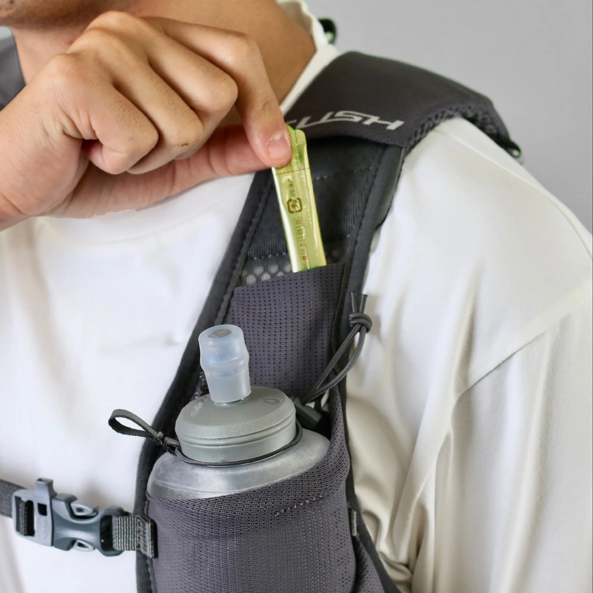 上段に小さなポケットを追加しました。ショット系サプリの収納に便利です。