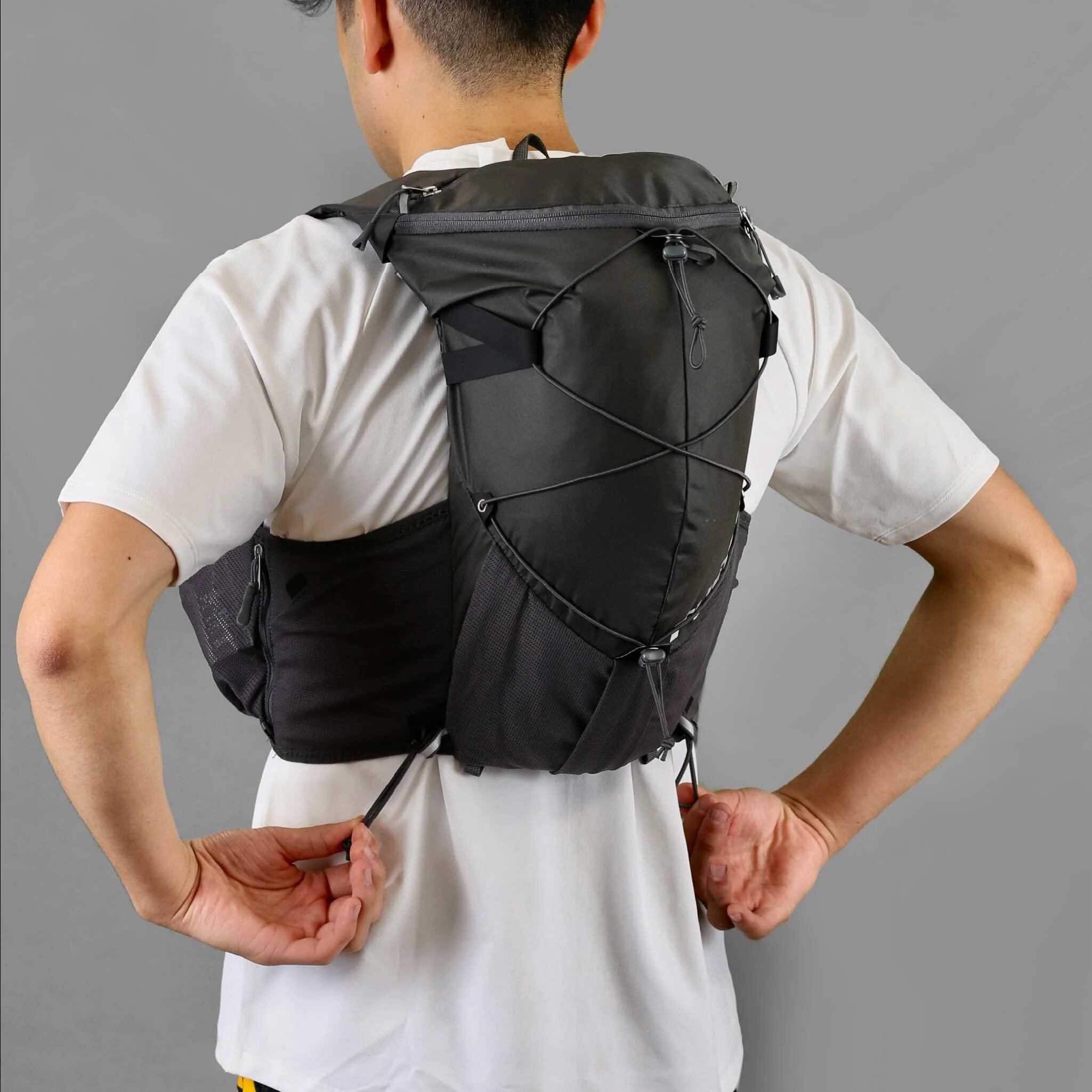 ウエストにあるドローコードを引くことでフィット感を調整できます