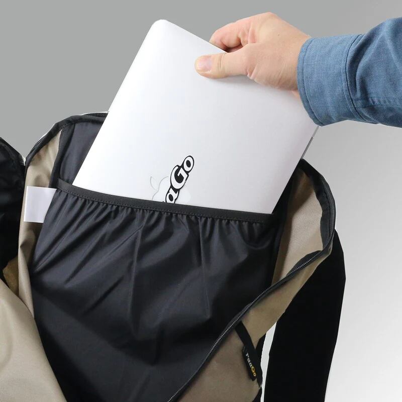 背面内側のバックポケットにはハイドレーションやノートPCなどを収納できます。