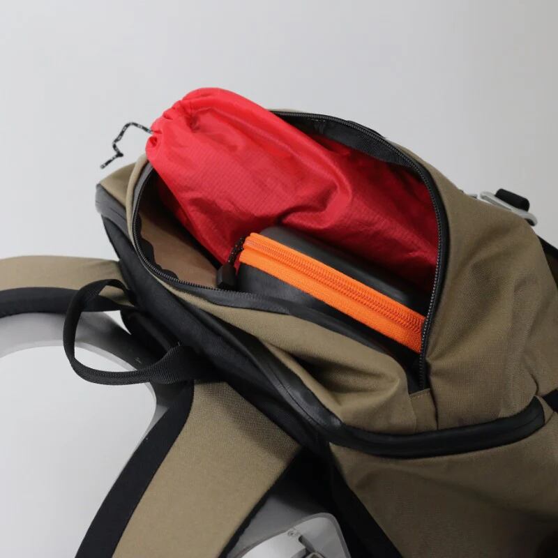 使用頻度の高いトップポケットは開閉のしやすさを考慮したジッパー仕様。