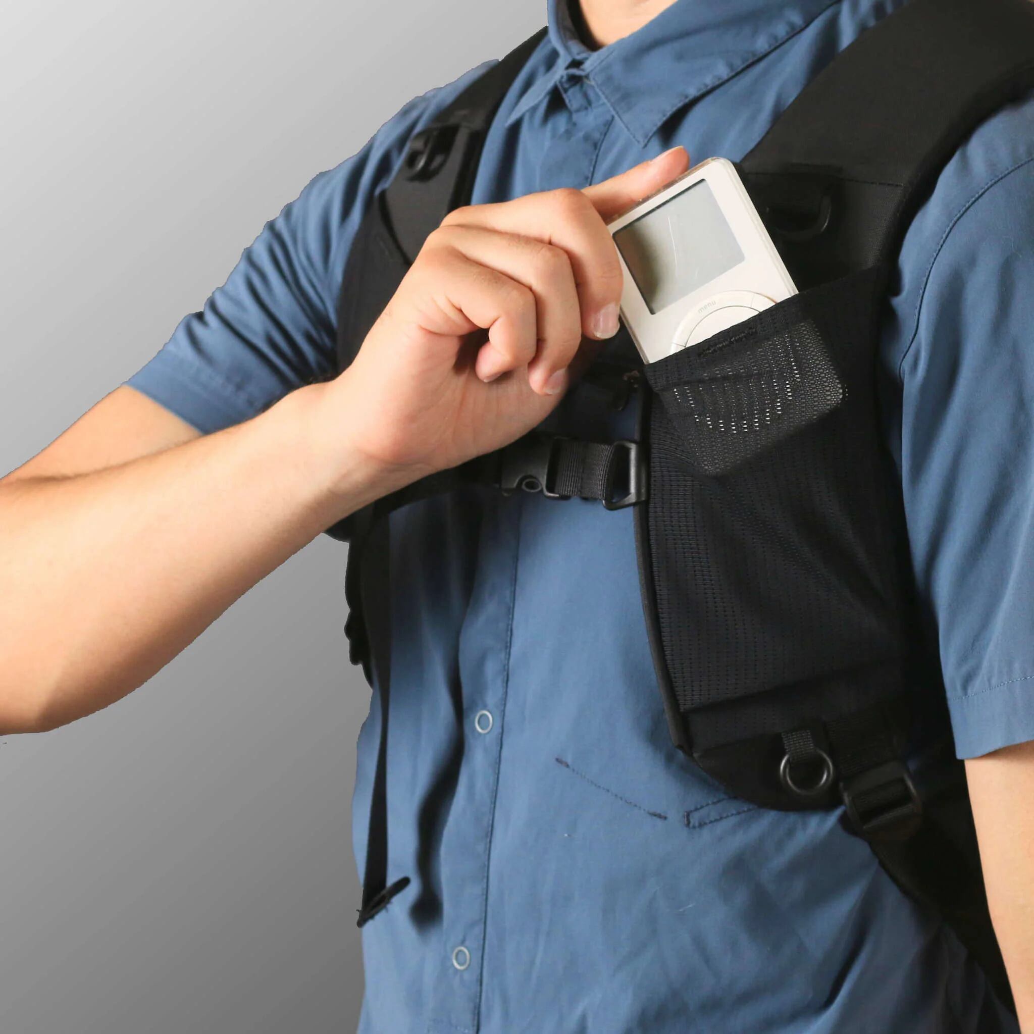 ショルダーハーネスにストレッチポケットを追加。スマホなど行動中にアクセスしたい小物の収納に適します。