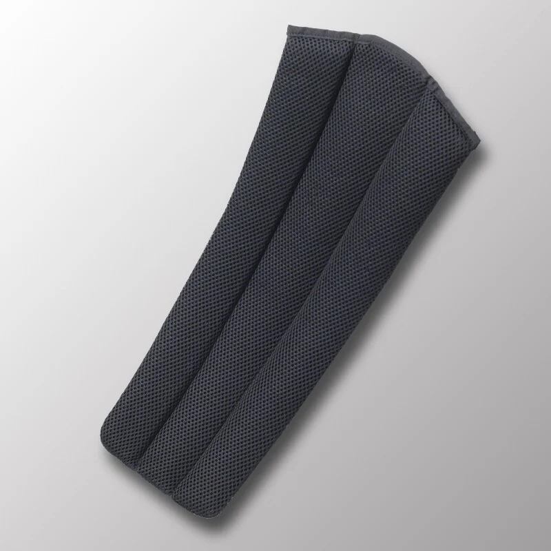 ユニークな脱着式のバックパネルは、休憩中に乾かしたり、帰宅後に洗濯して清潔さを保つことができます。