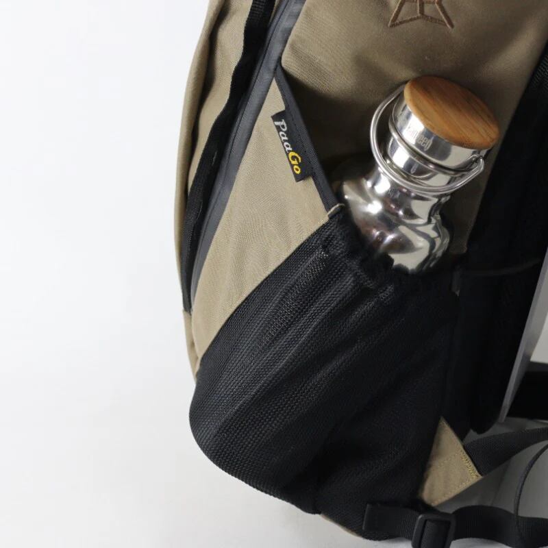 大容量のサイドポケットは背負った状態でアクセス可能です。ドローコードにより開口部を調整できます。