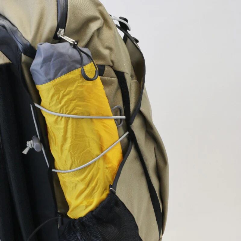 4本あるギア・ループは工夫次第で様々な用途に使えます。（写真はショックコードを付けた例）