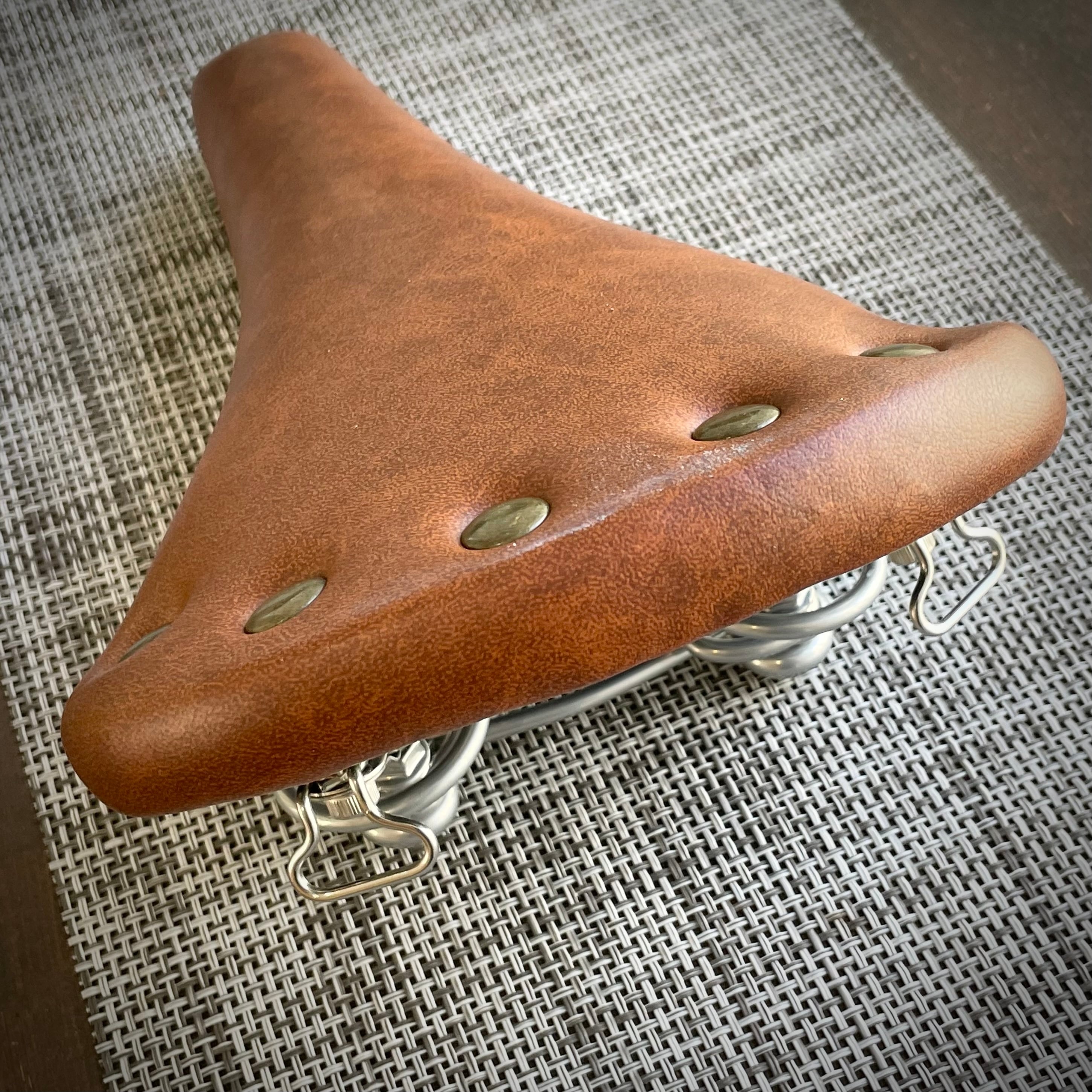 鋲打ちスプリング付きクラシックサドル＋α | 自転車工房 CYCLE MAKES