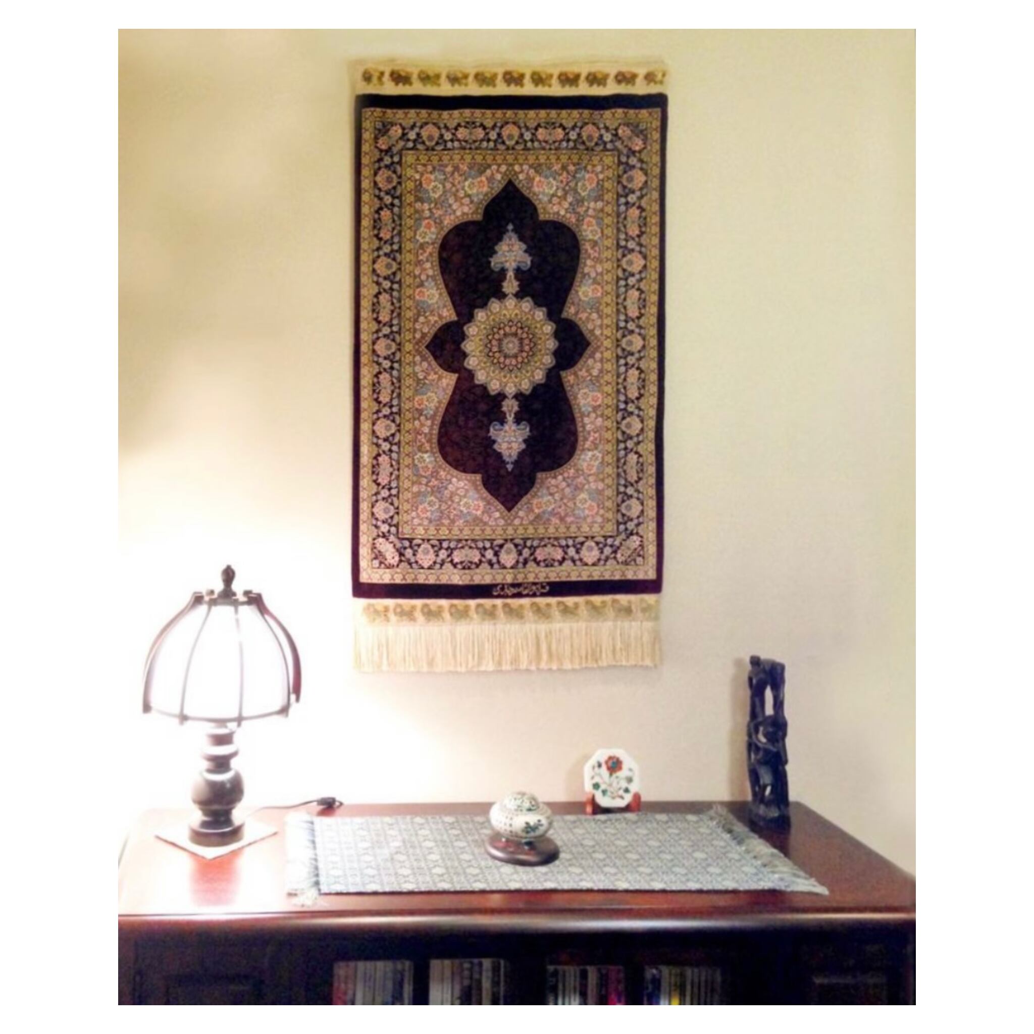 ピクチャーレールがない場合は、フックを設置することで、金具が一切見えない状態で飾ることができます。