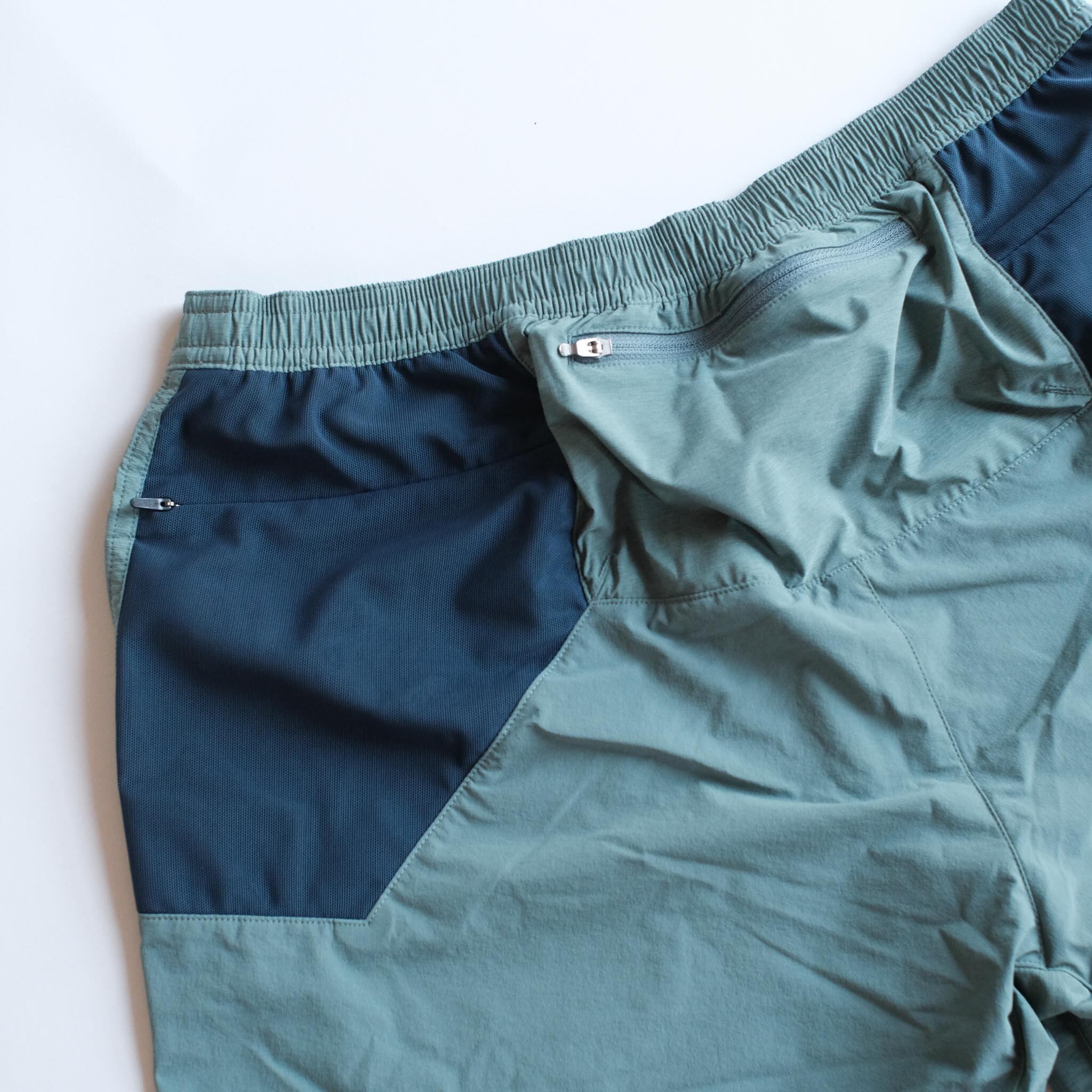 収納性抜群のポケット、物を落とす心配もない