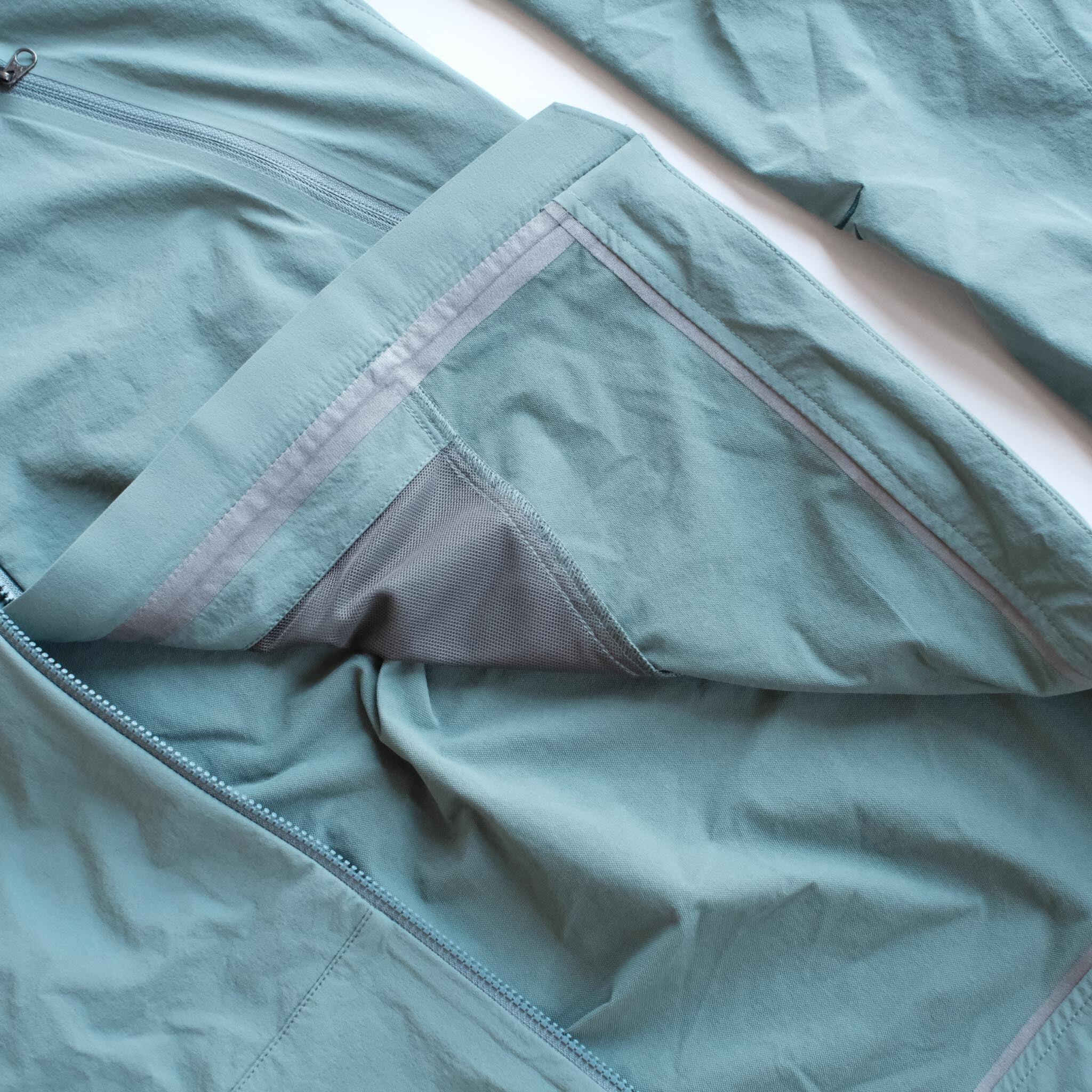 丁寧な圧着処理、ストレスのない着心地