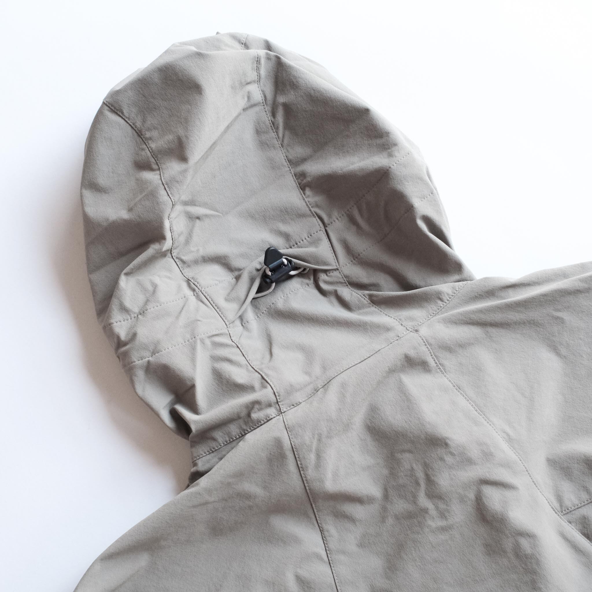 シンプルで使いやすいフードの絞り、フード形状は流石のフィッティング