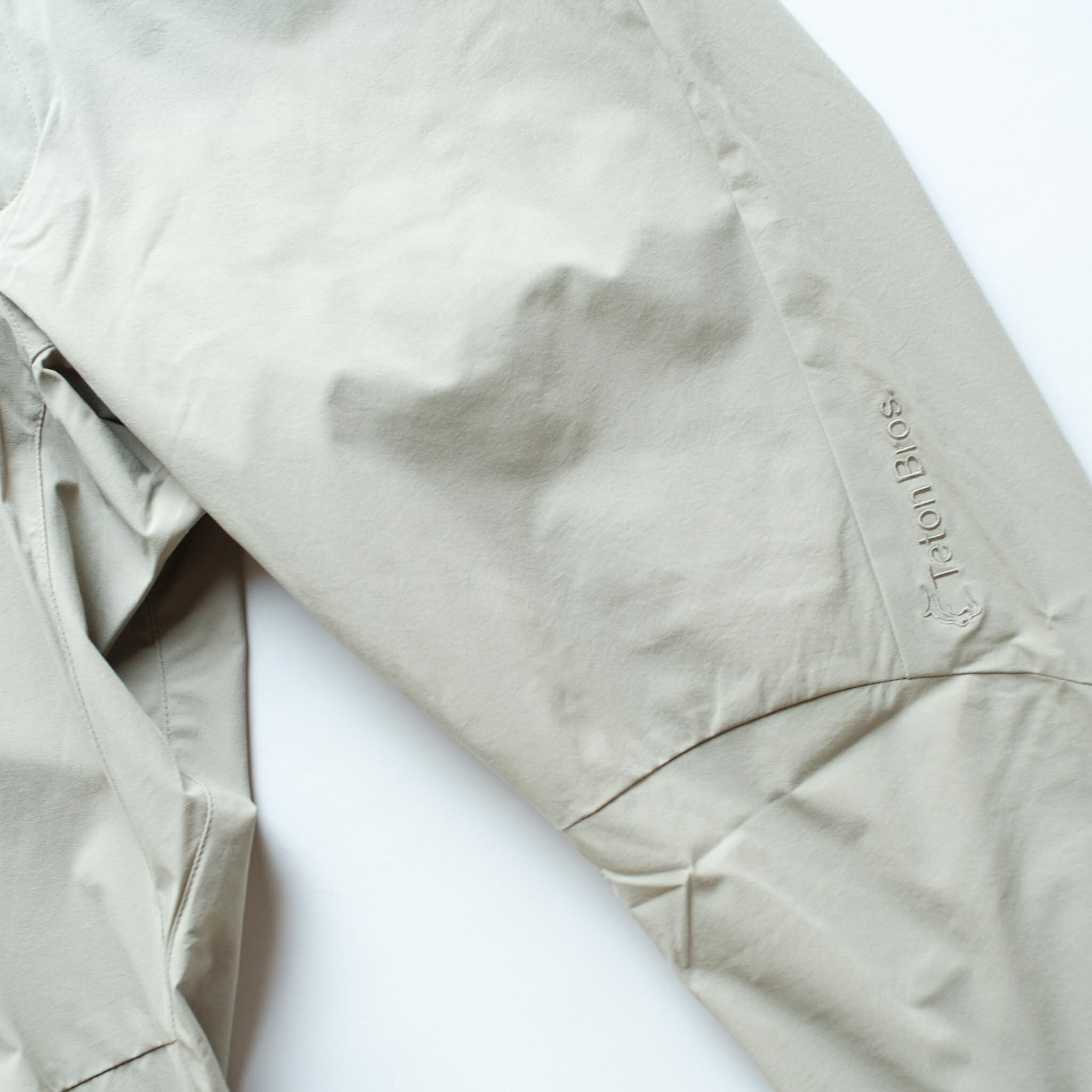 膝周りのシンプルで動きやすいカッティング