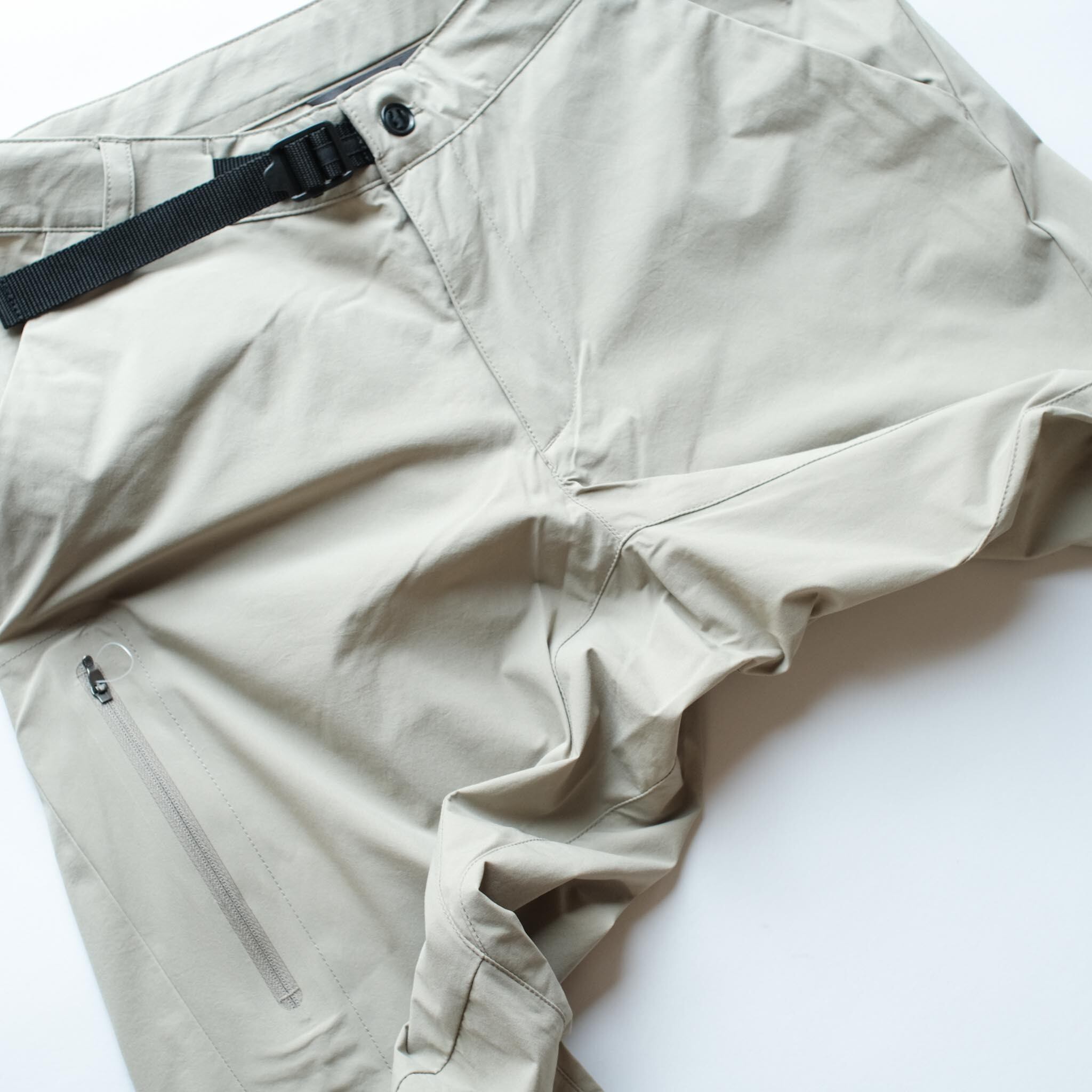 さりげないアクセントのポケット、股下のガゼットクロッチ