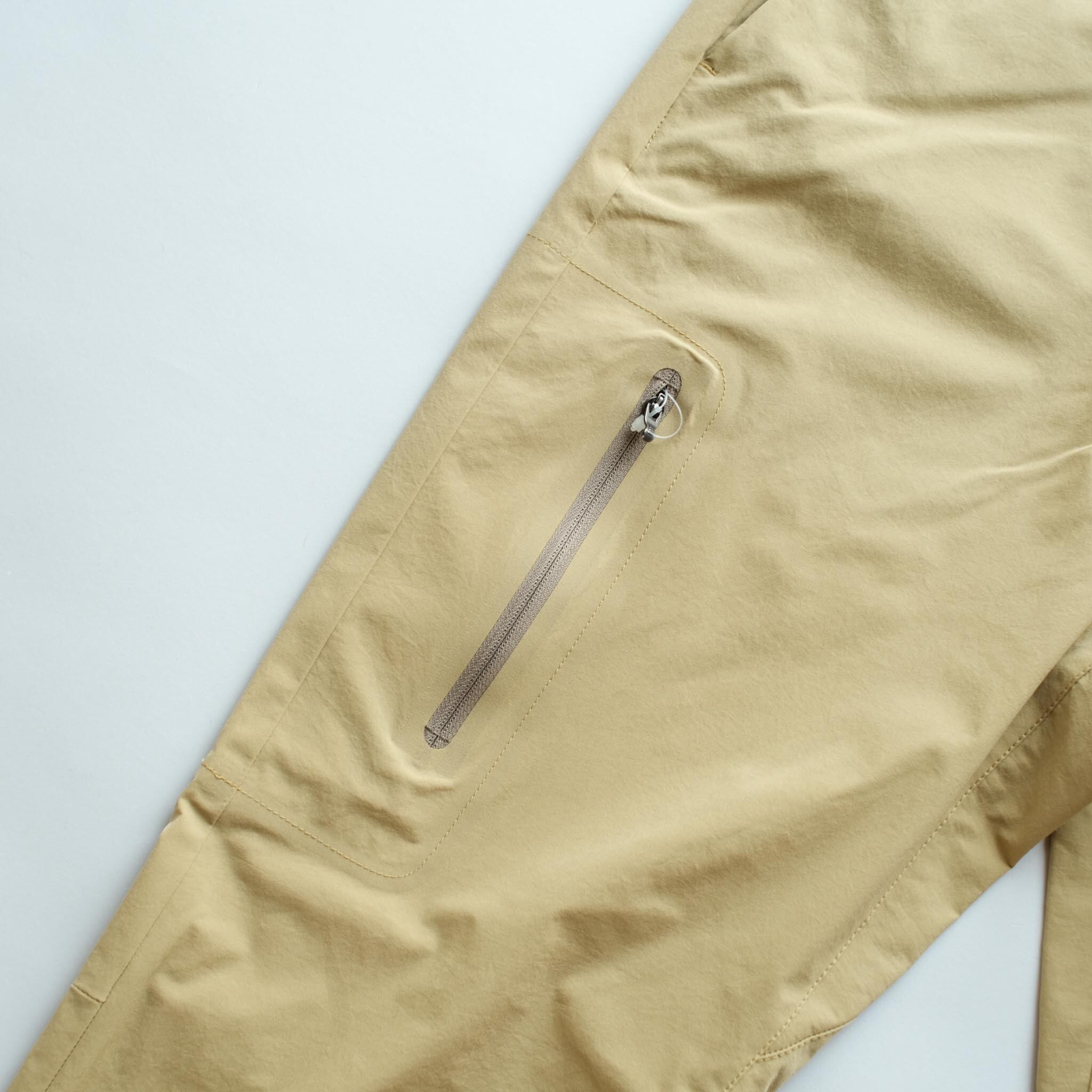 右脚にポケット