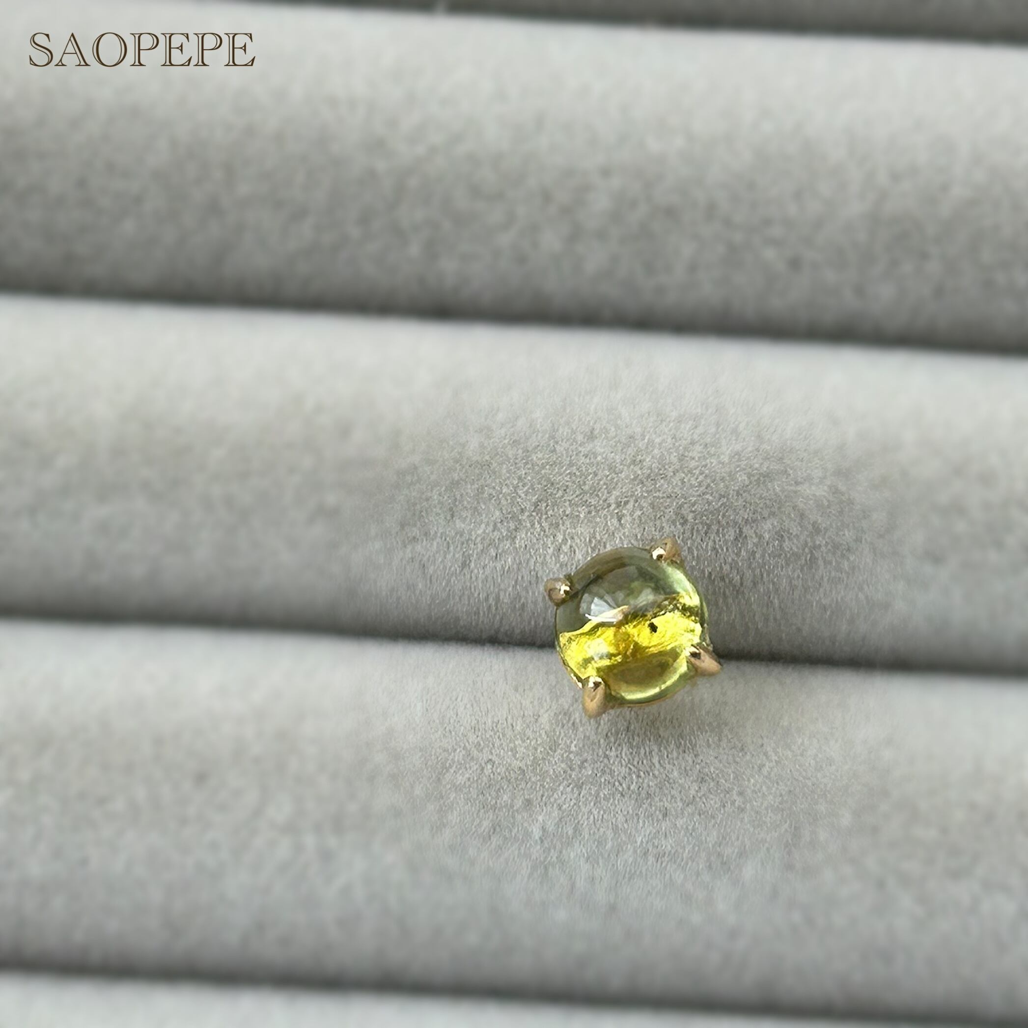 黒い点の内包物が見られます