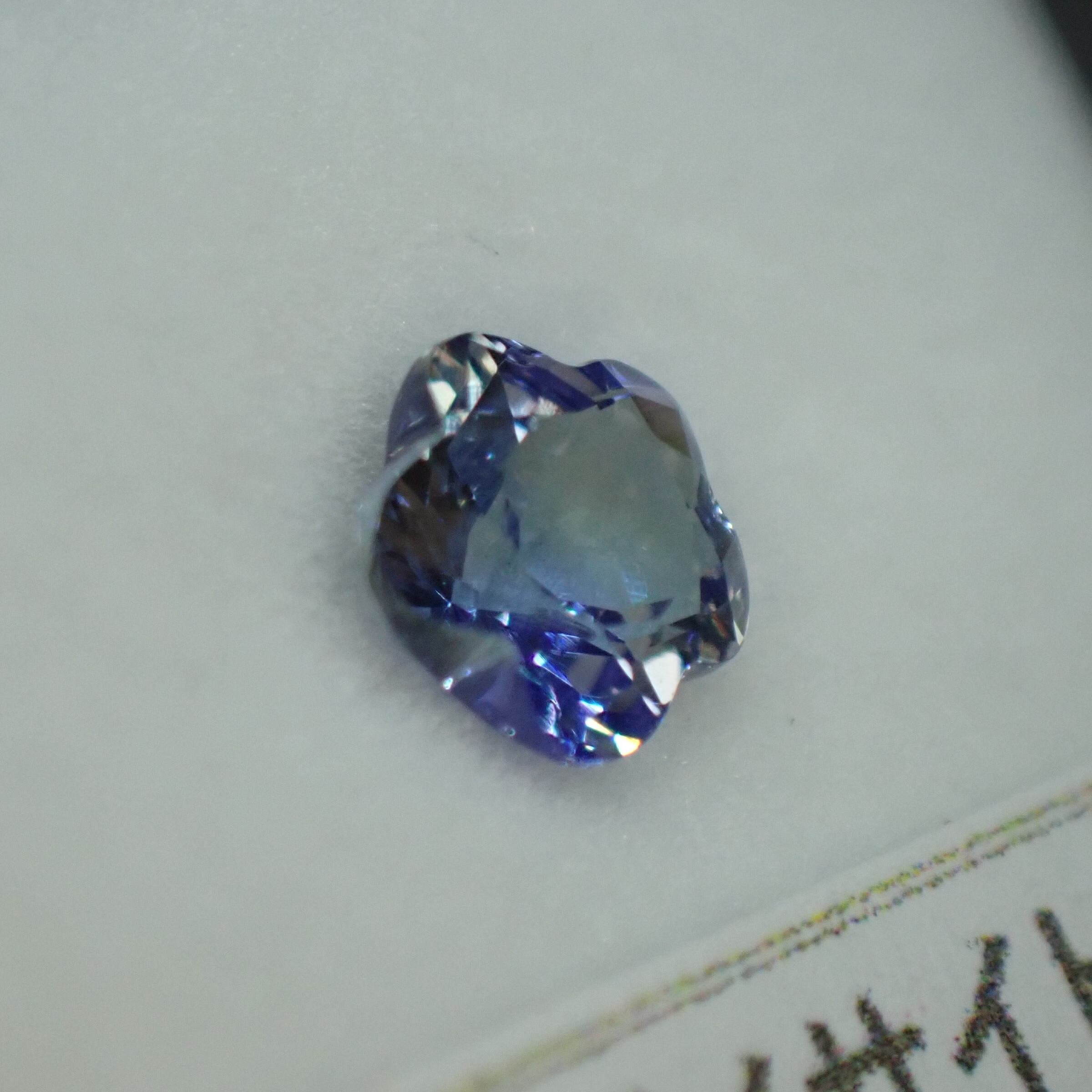 ルースを傾けるとイエローのカラーバンドが👀✨