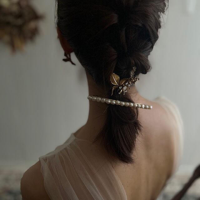 パールのロングバレッタと合わせて