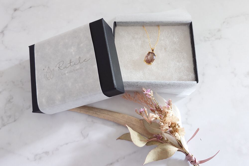 天然石ジュエリーはすべて専用ボックスに入れてお届けします。サイズは、8.8×7.2×2.3cm（約）