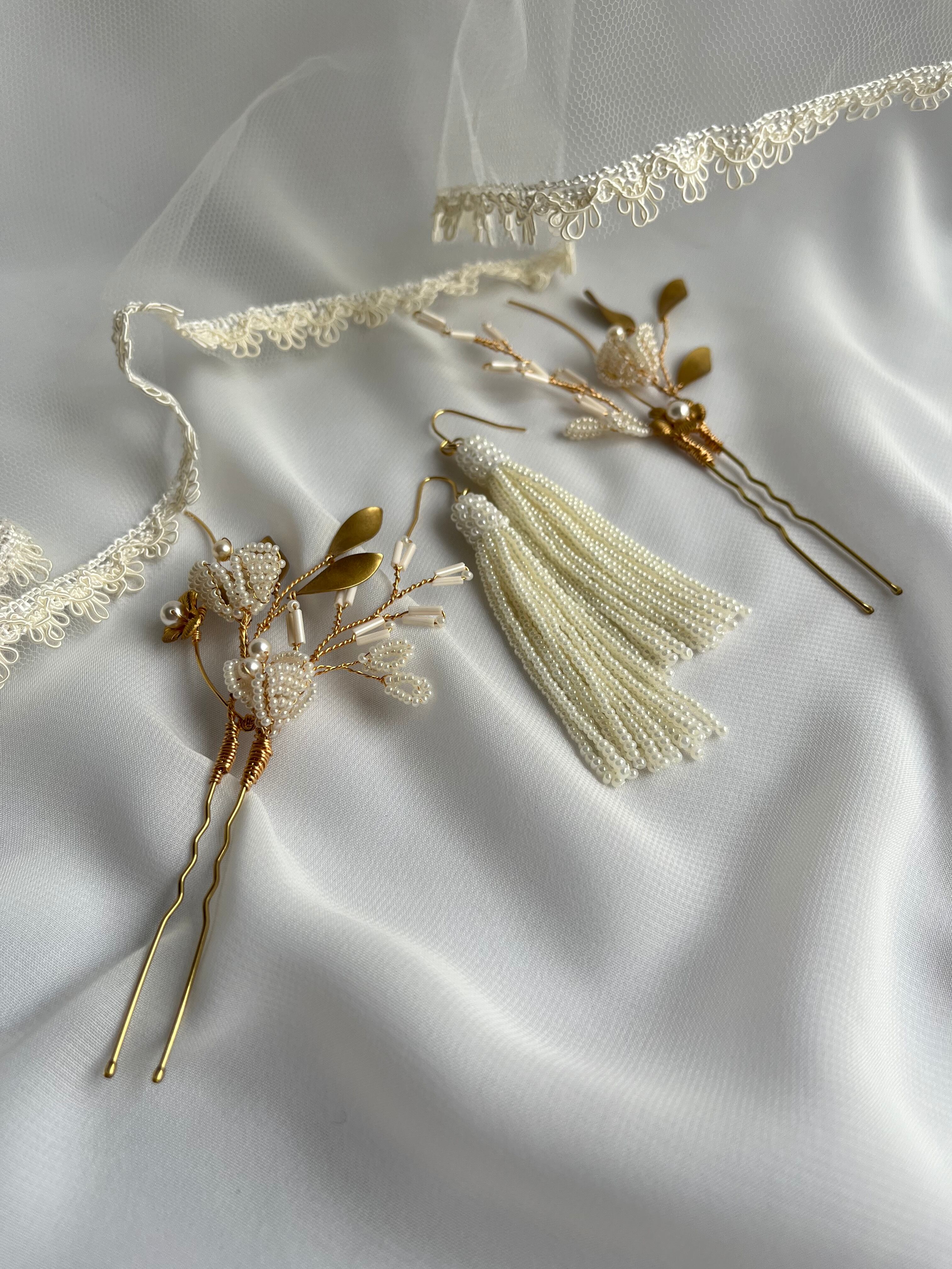 同カラーのビーズタッセルと