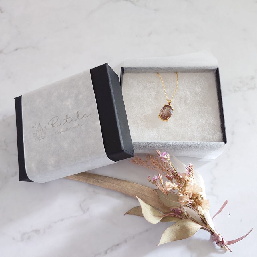 天然石ジュエリーはすべて専用ボックスに入れてお届けします。サイズは、8.8×7.2×2.3cm（約）