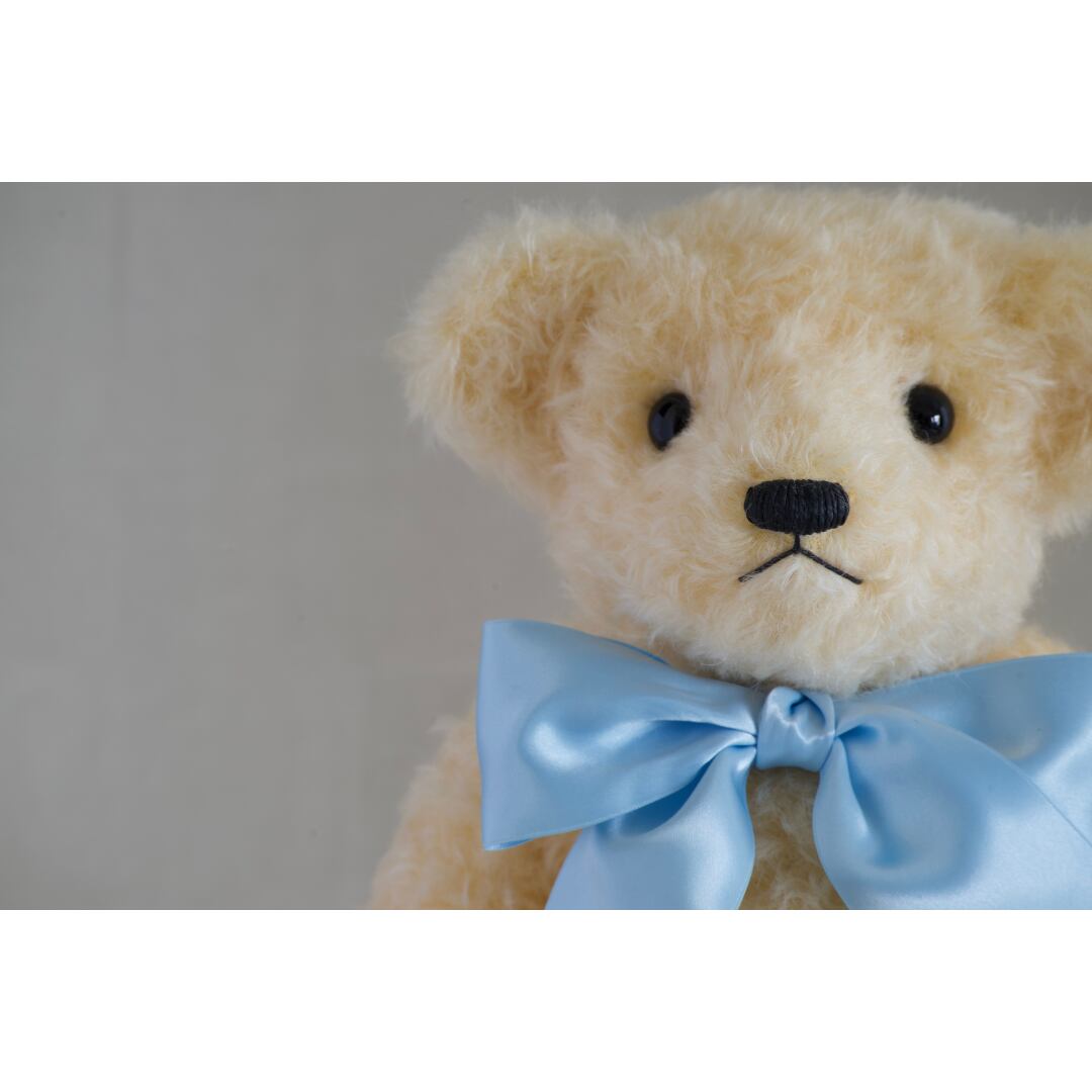 職人がひとつひとつ手作りをしているため、 表情はテディベアによって少しずつ異なります。